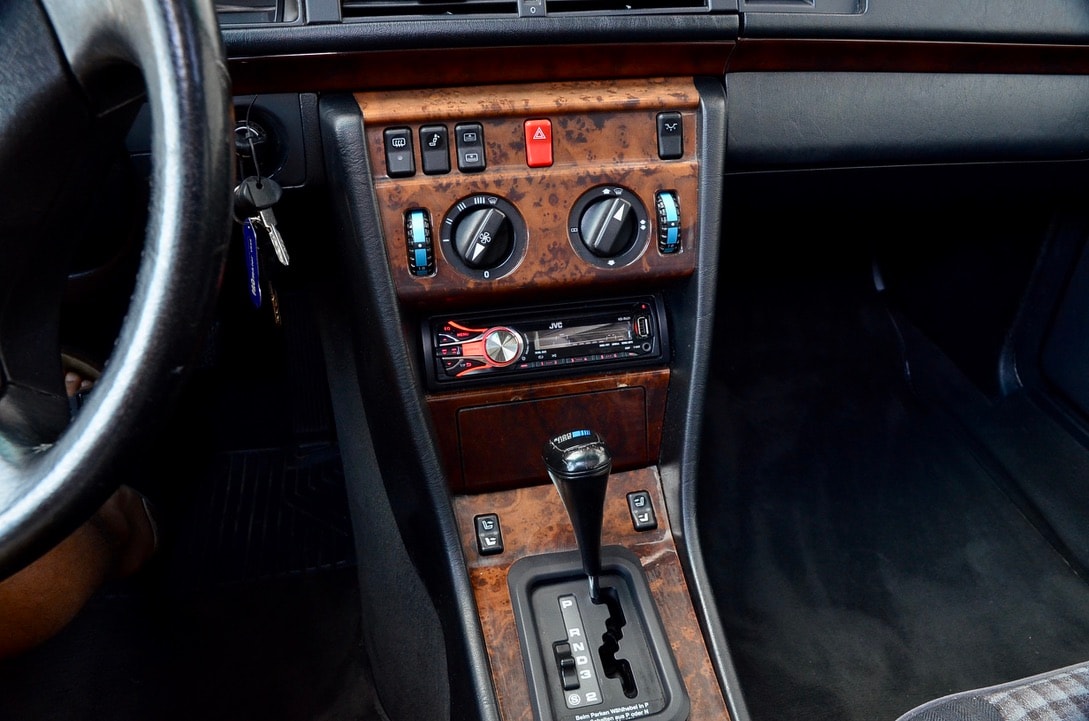MERCEDES-BENZ 300 E-image-19