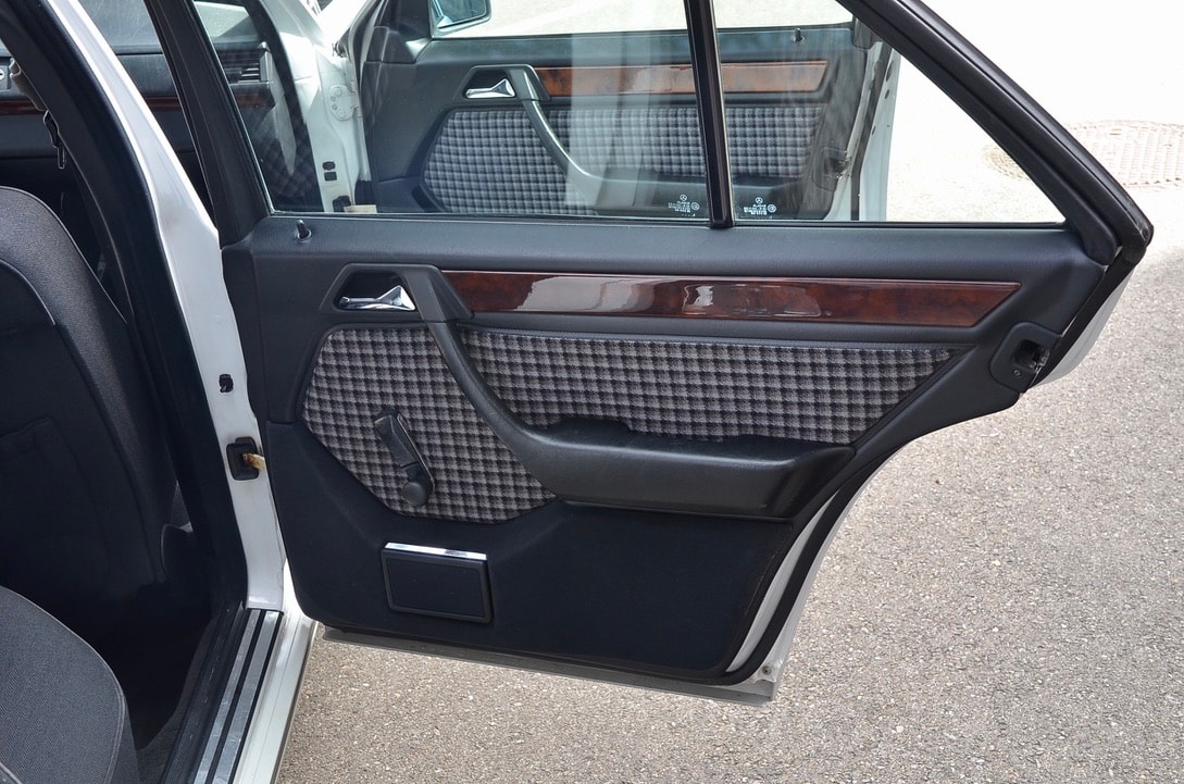 MERCEDES-BENZ 300 E-image-11