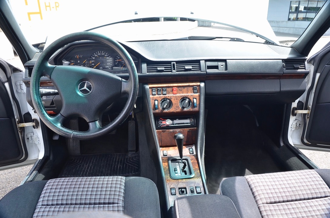 MERCEDES-BENZ 300 E-image-1