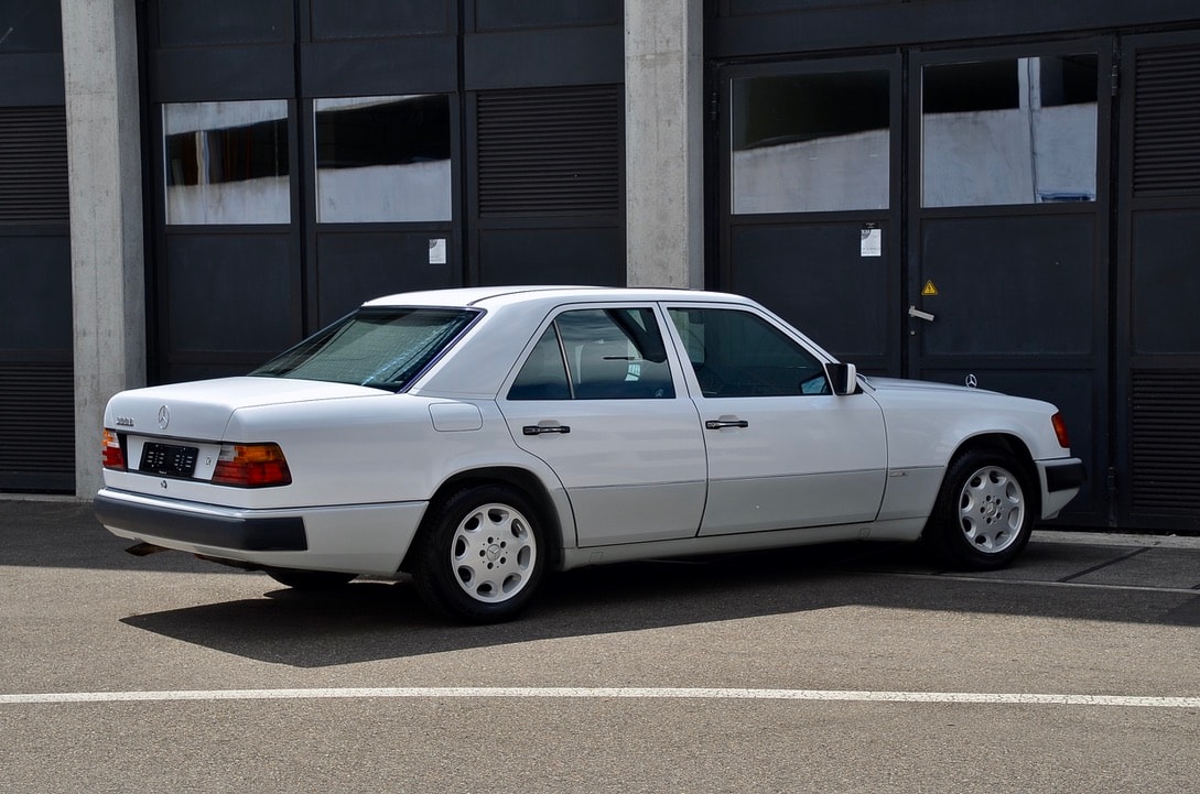 MERCEDES-BENZ 300 E-image-4
