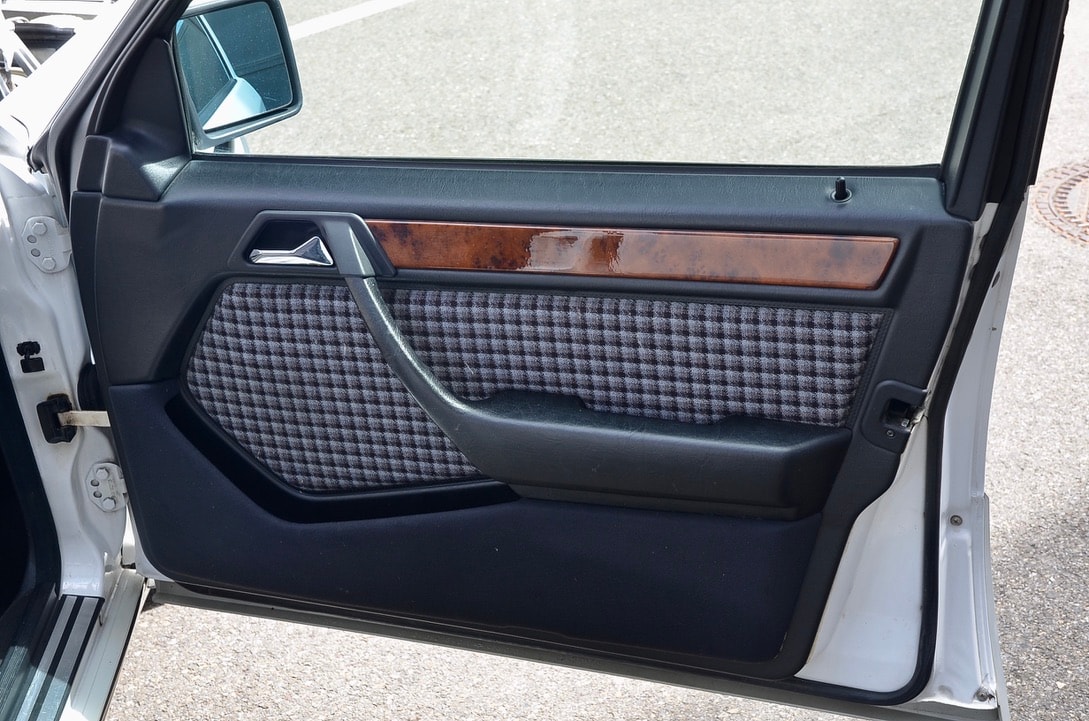 MERCEDES-BENZ 300 E-image-13