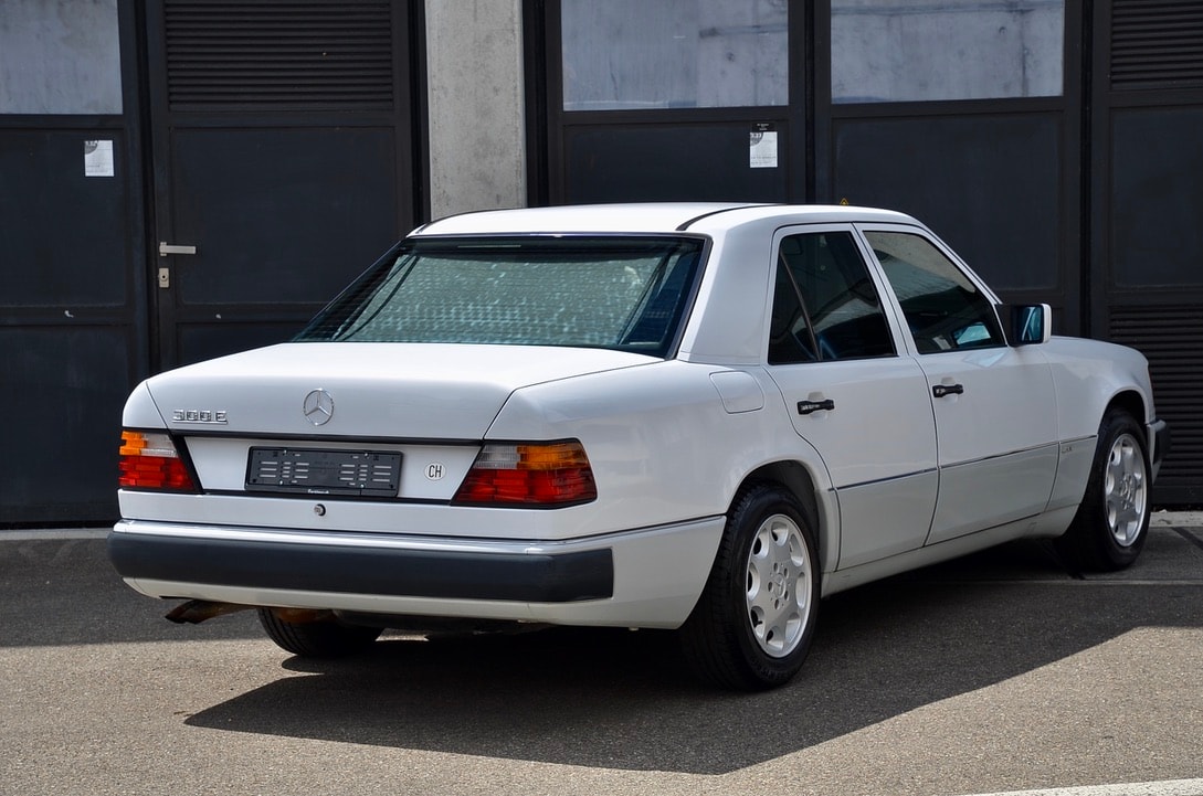 MERCEDES-BENZ 300 E-image-8