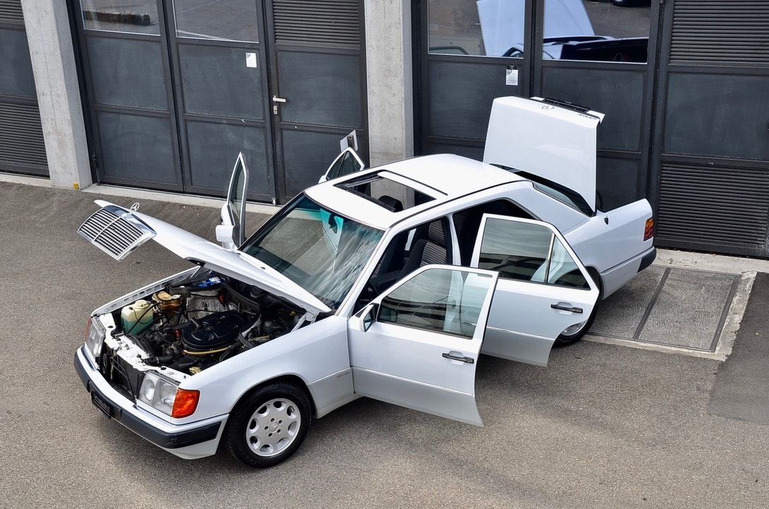 MERCEDES-BENZ 300 E-image-17