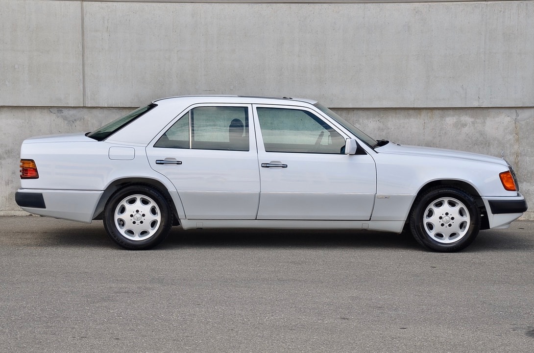 MERCEDES-BENZ 300 E-image-23
