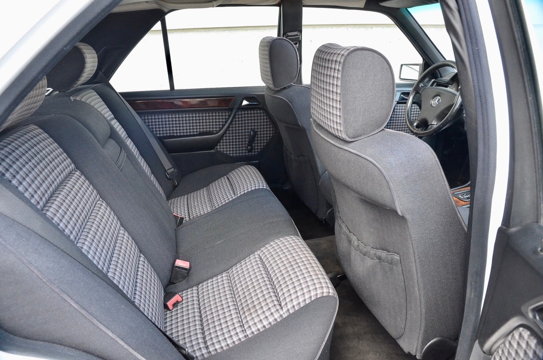 MERCEDES-BENZ 300 E-image-29