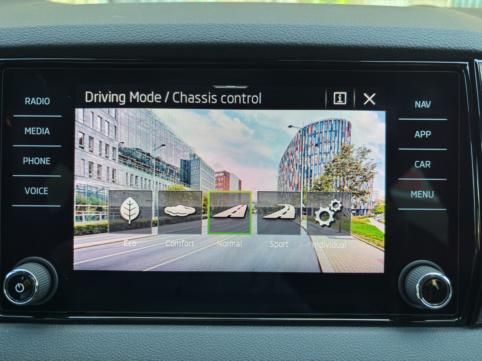 SKODA Karoq 1.5 TSI SportLine DSG mit AHK & Rückfahrkamera-image-26