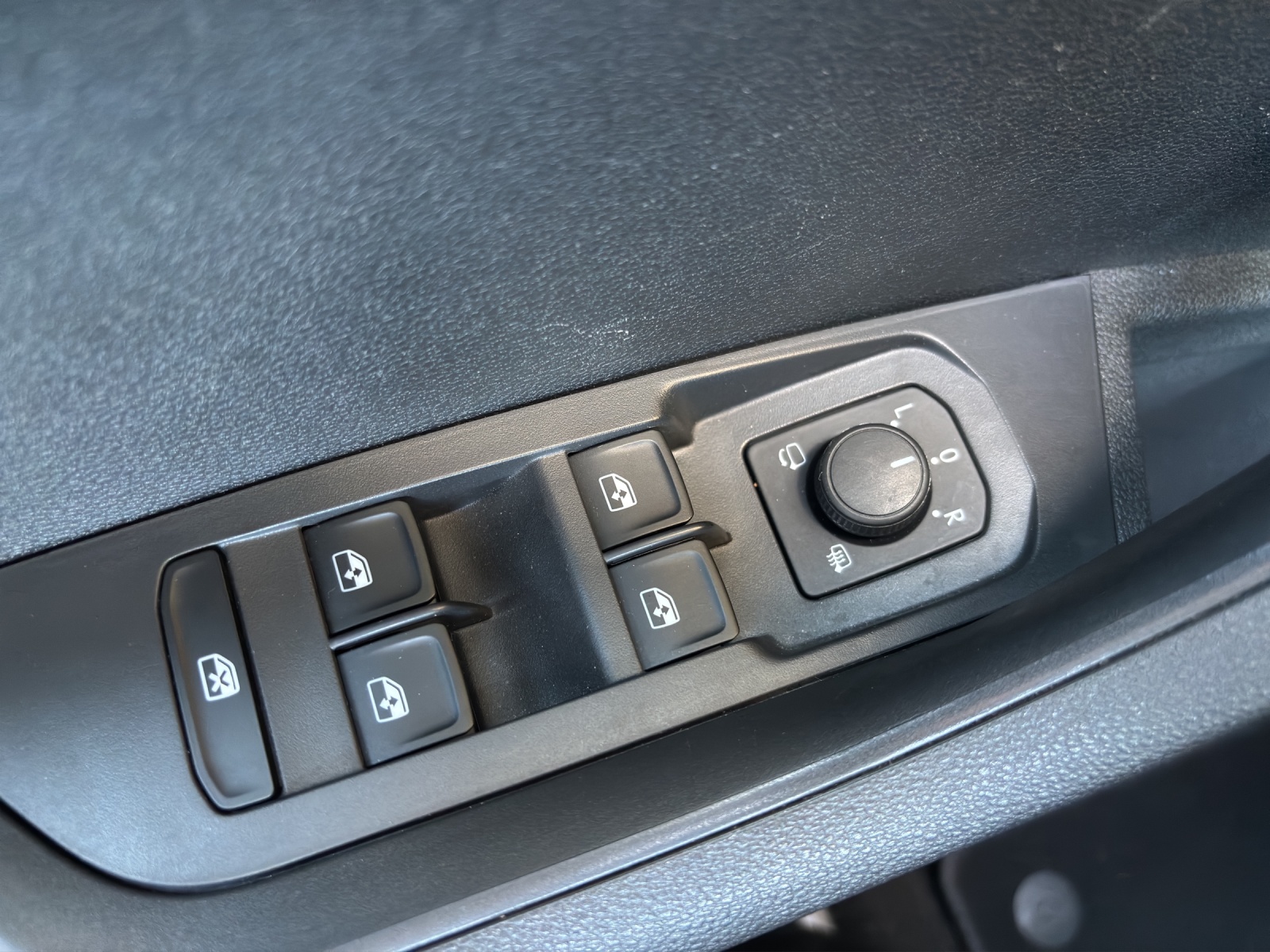 SKODA Karoq 1.5 TSI SportLine DSG mit AHK & Rückfahrkamera-image-30