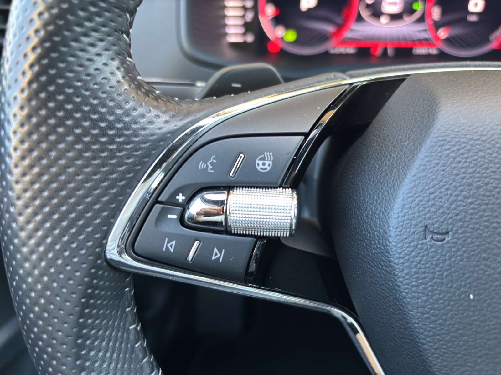 SKODA Karoq 1.5 TSI SportLine DSG mit AHK & Rückfahrkamera-image-27