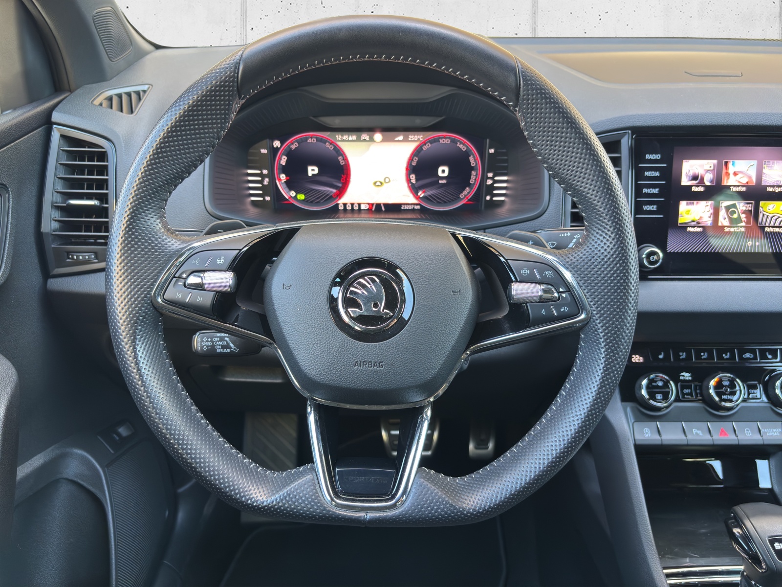 SKODA Karoq 1.5 TSI SportLine DSG mit AHK & Rückfahrkamera-image-14