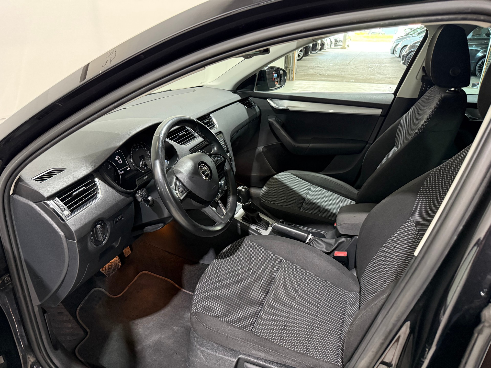 SKODA Octavia Combi 1.8 TSI Ambition 4x4 DSG-image-12