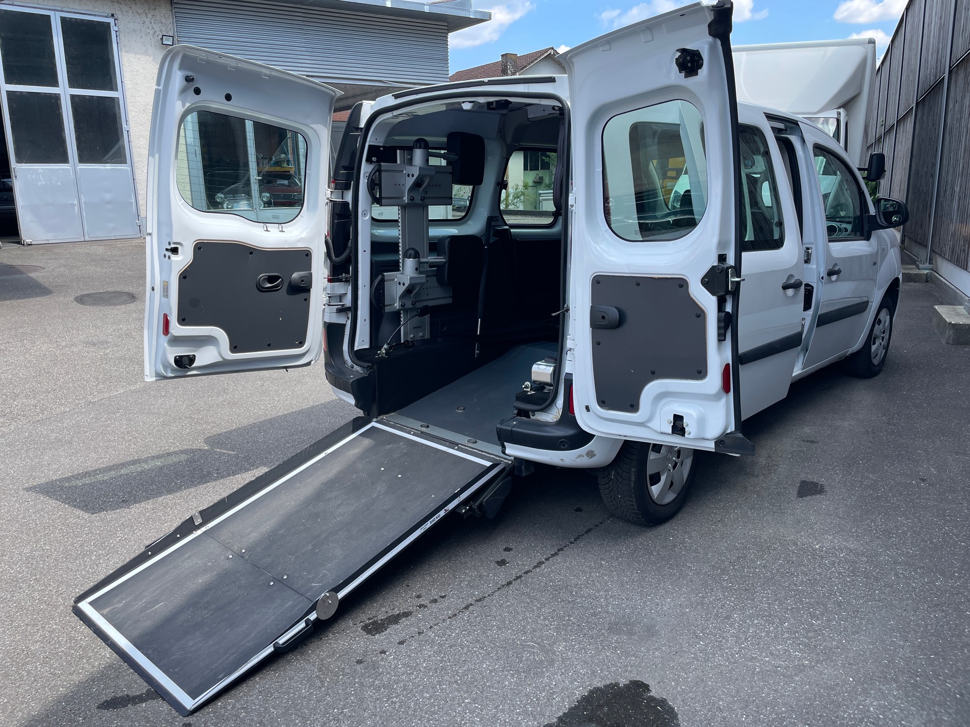 RENAULT KANGOO MAXI Z.E. 33 R60 1x Rollstuhlplatz (N)-image-29