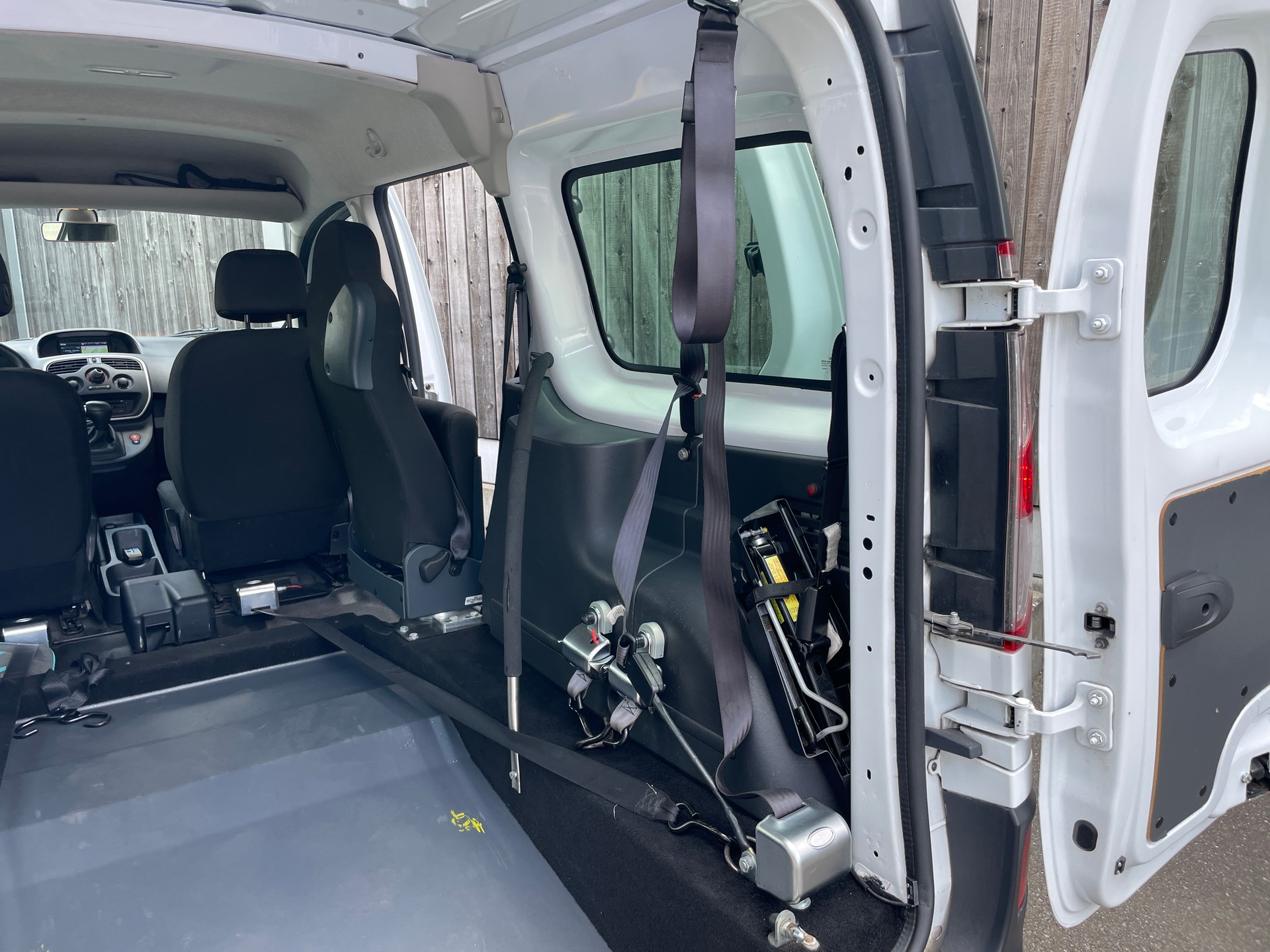 RENAULT KANGOO MAXI Z.E. 33 R60 1x Rollstuhlplatz (N)-image-27
