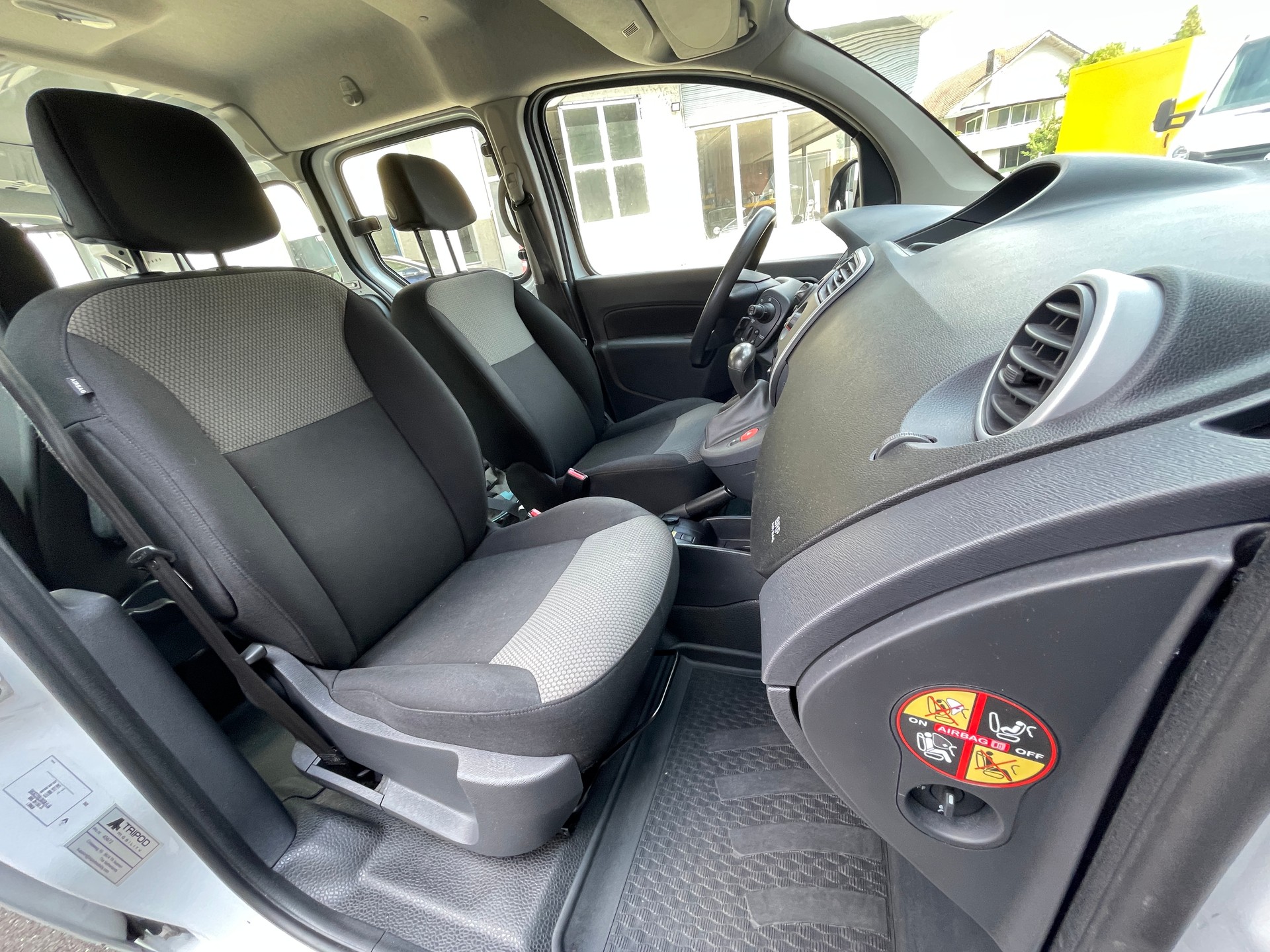 RENAULT KANGOO MAXI Z.E. 33 R60 1x Rollstuhlplatz (N)-image-21