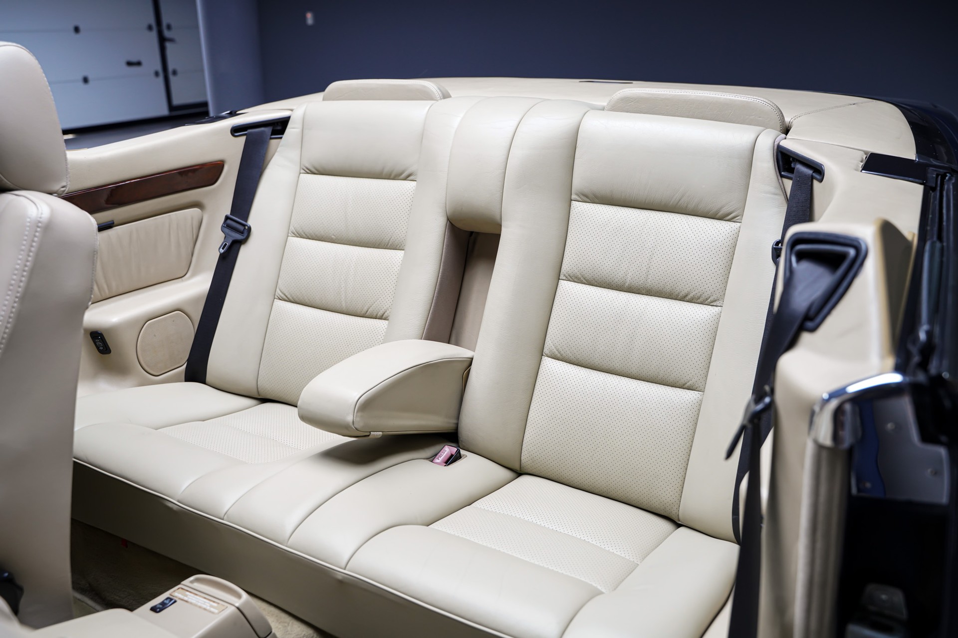 MERCEDES-BENZ 300 CE-24 Cabrio-image-18