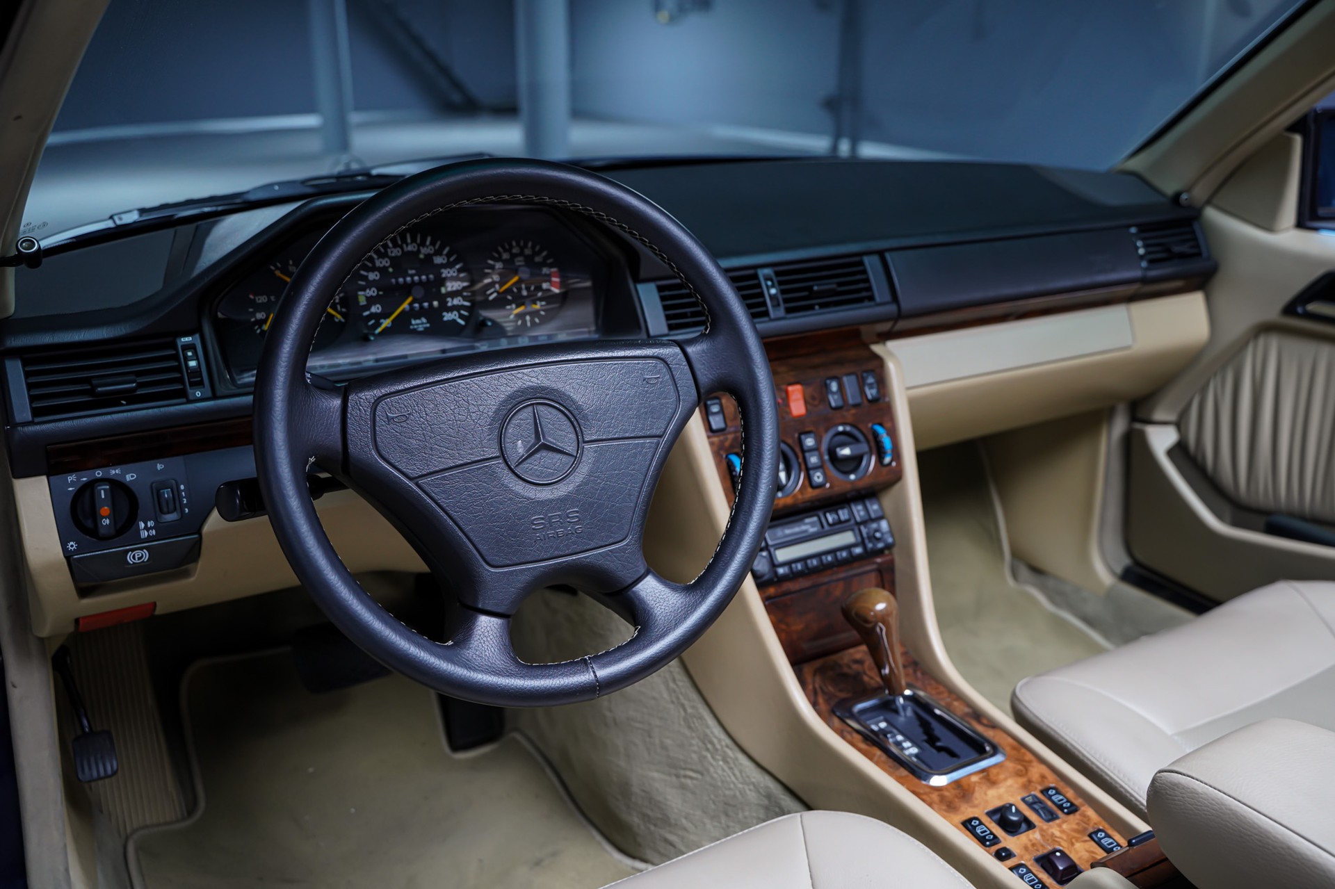 MERCEDES-BENZ 300 CE-24 Cabrio-image-15