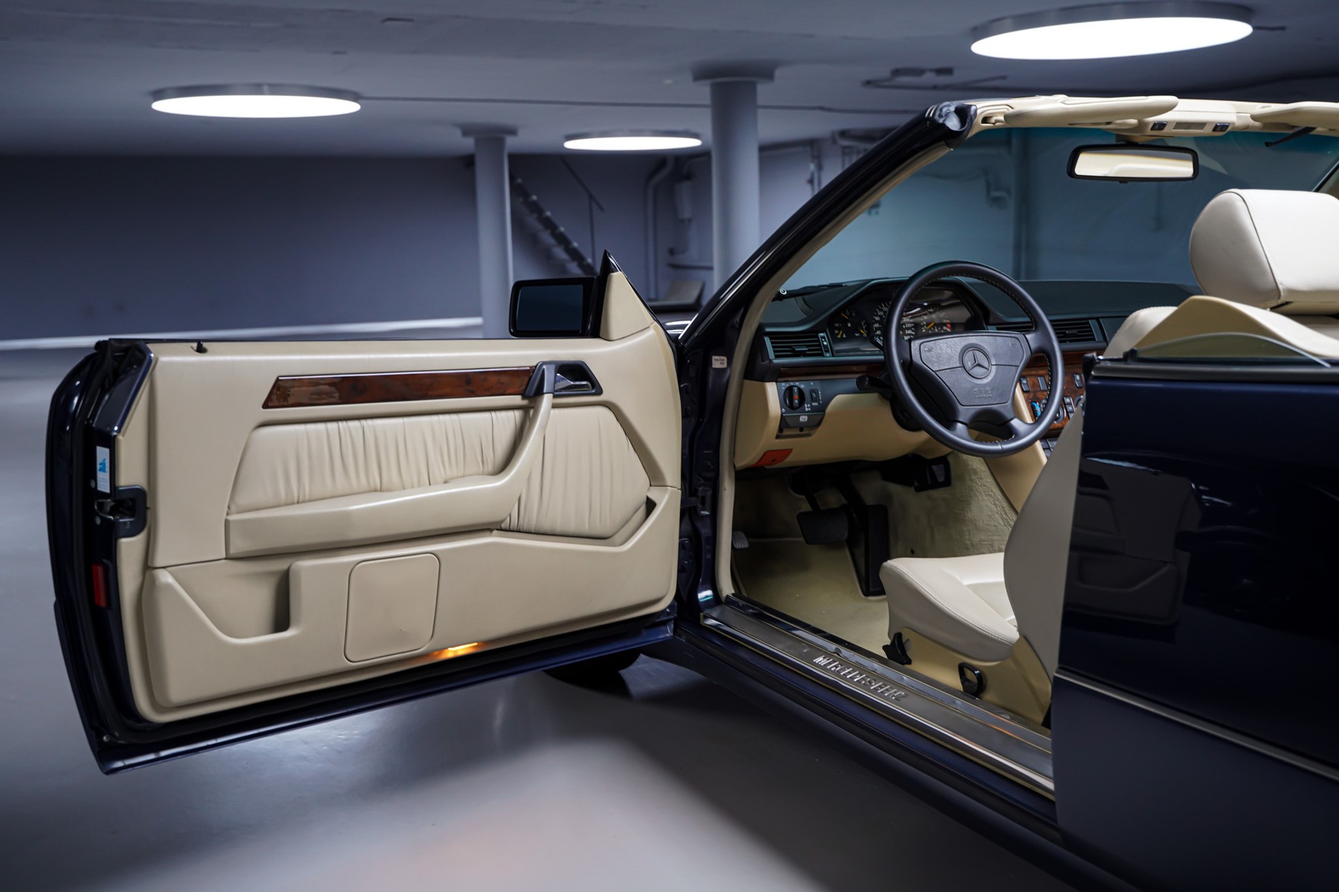 MERCEDES-BENZ 300 CE-24 Cabrio-image-13