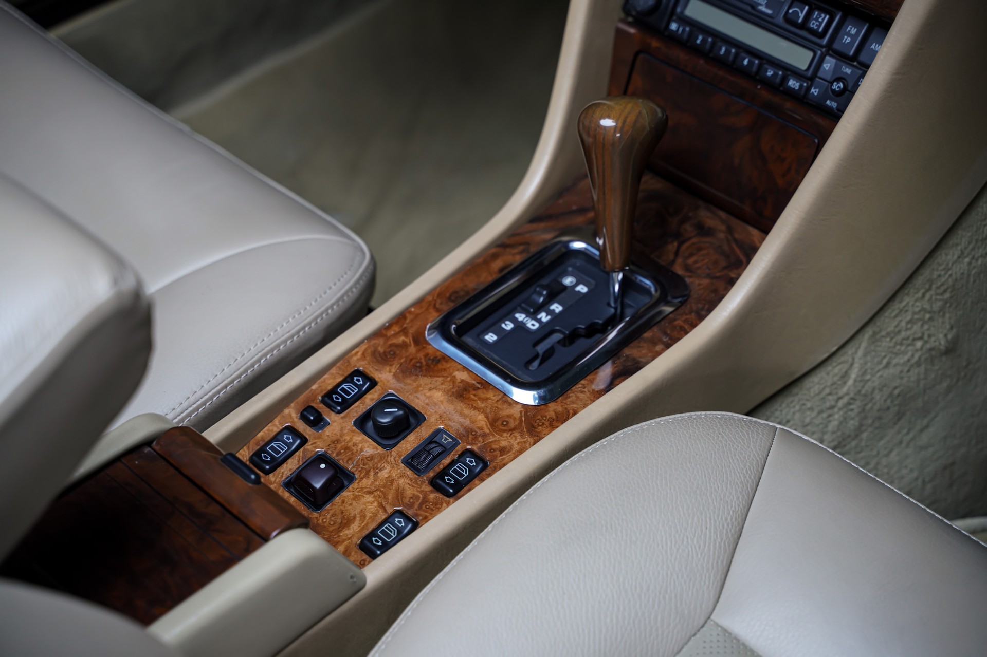 MERCEDES-BENZ 300 CE-24 Cabrio-image-24