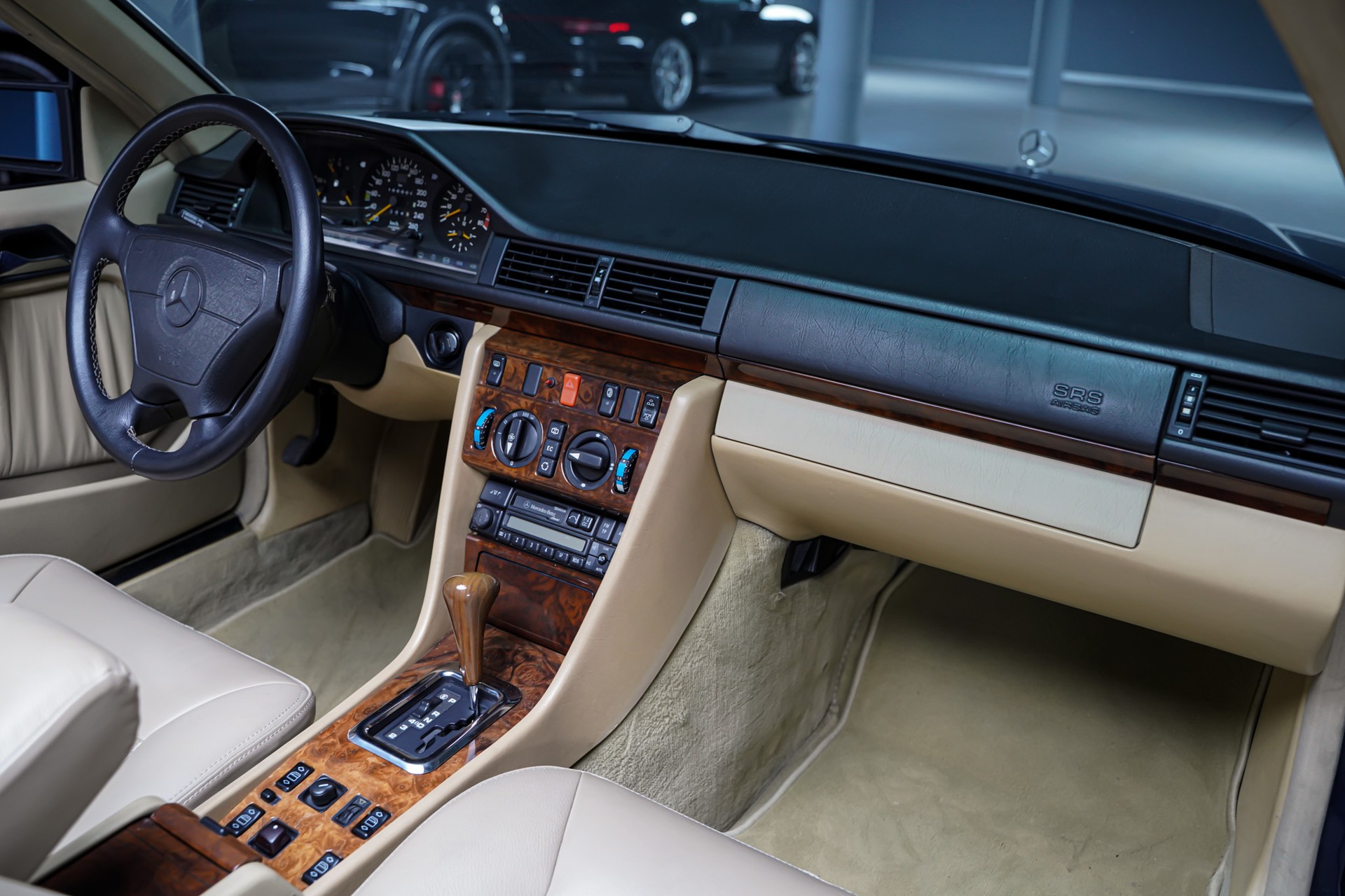 MERCEDES-BENZ 300 CE-24 Cabrio-image-22