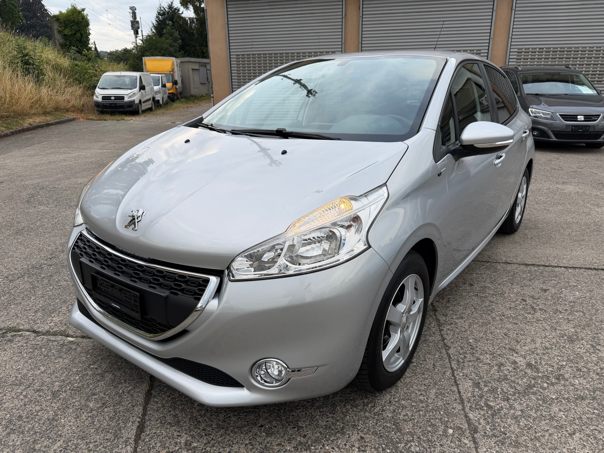 PEUGEOT 208 1.2 VTI Style-image-0