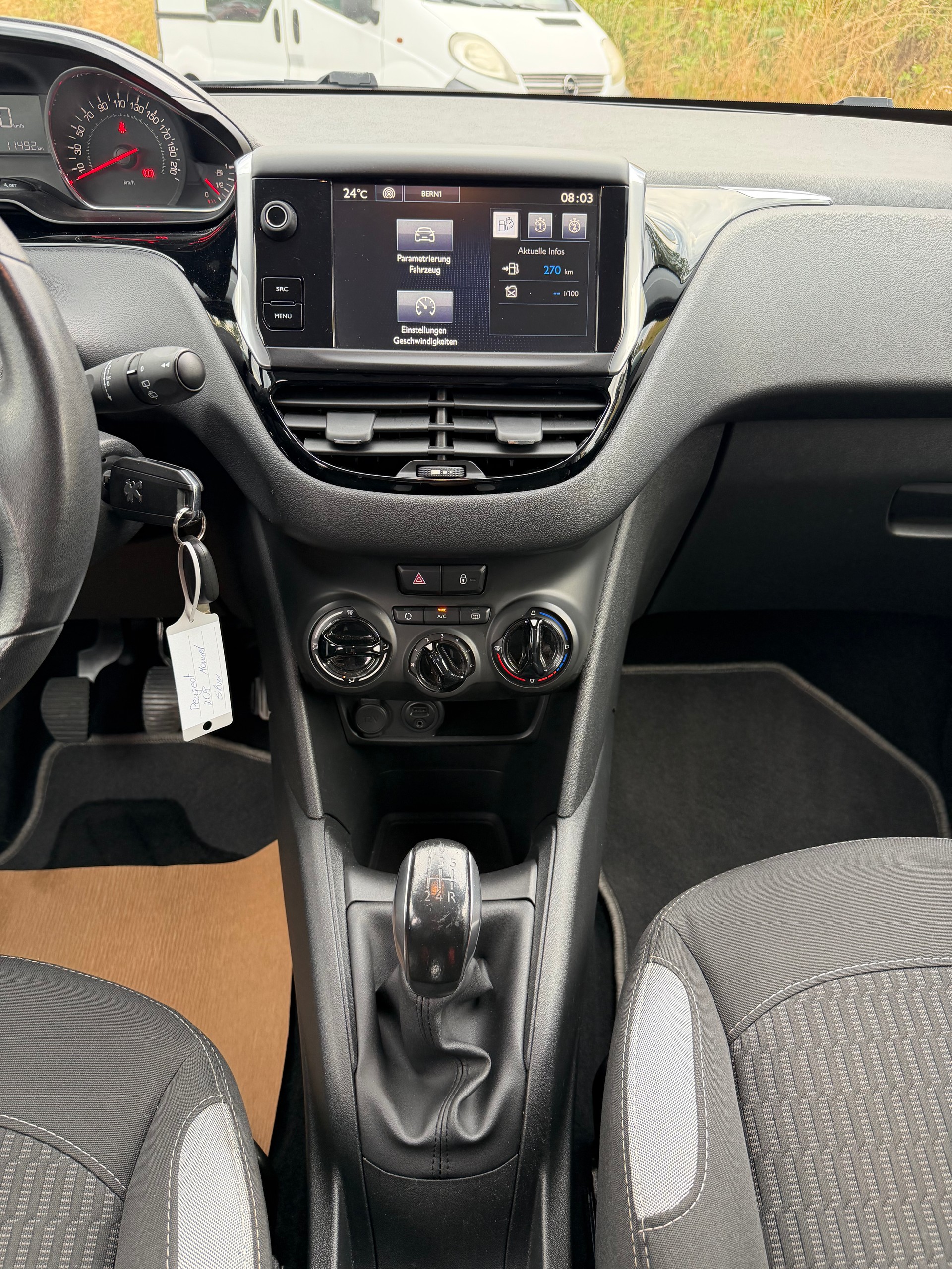PEUGEOT 208 1.2 VTI Style-image-10