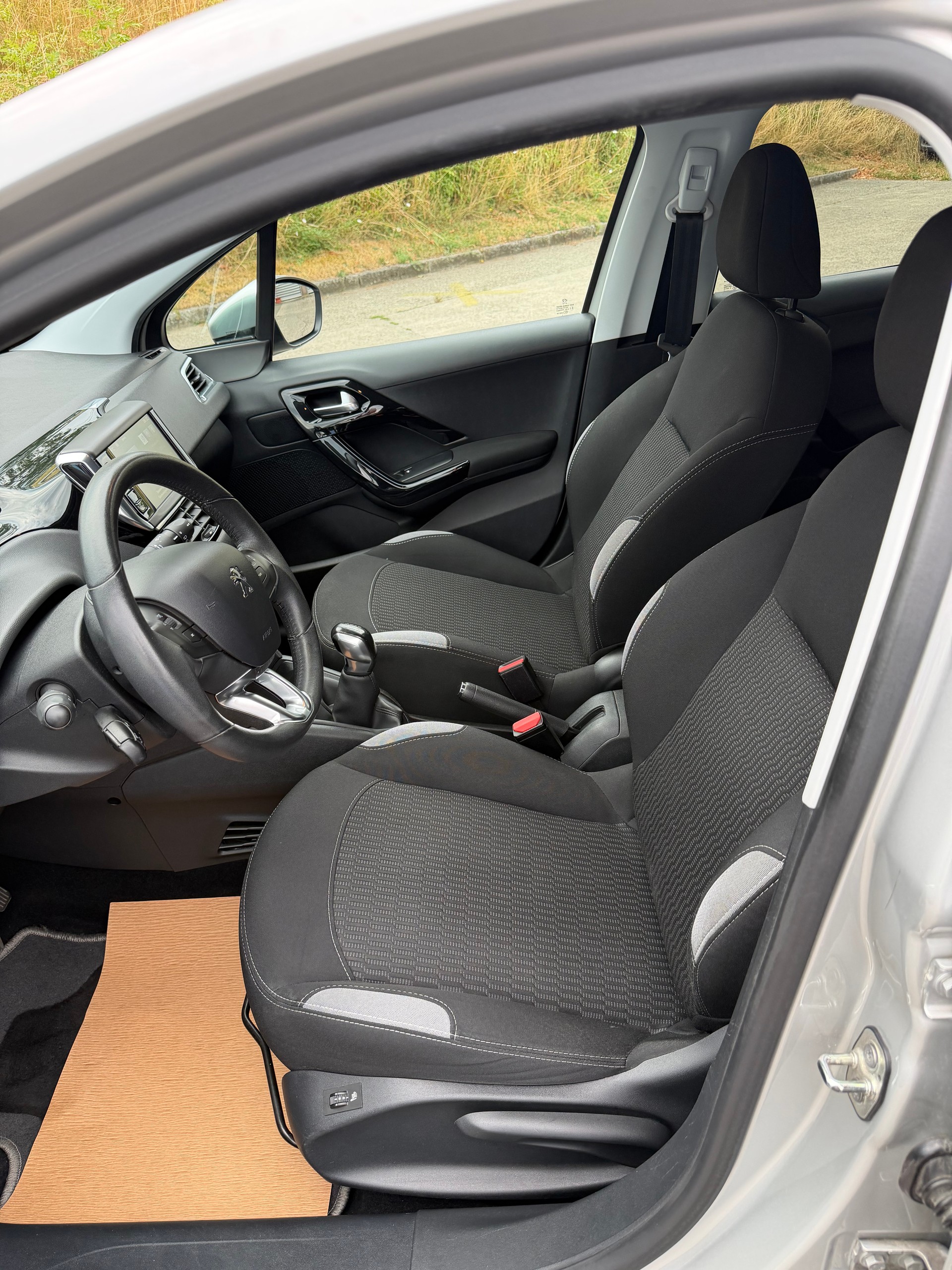 PEUGEOT 208 1.2 VTI Style-image-8