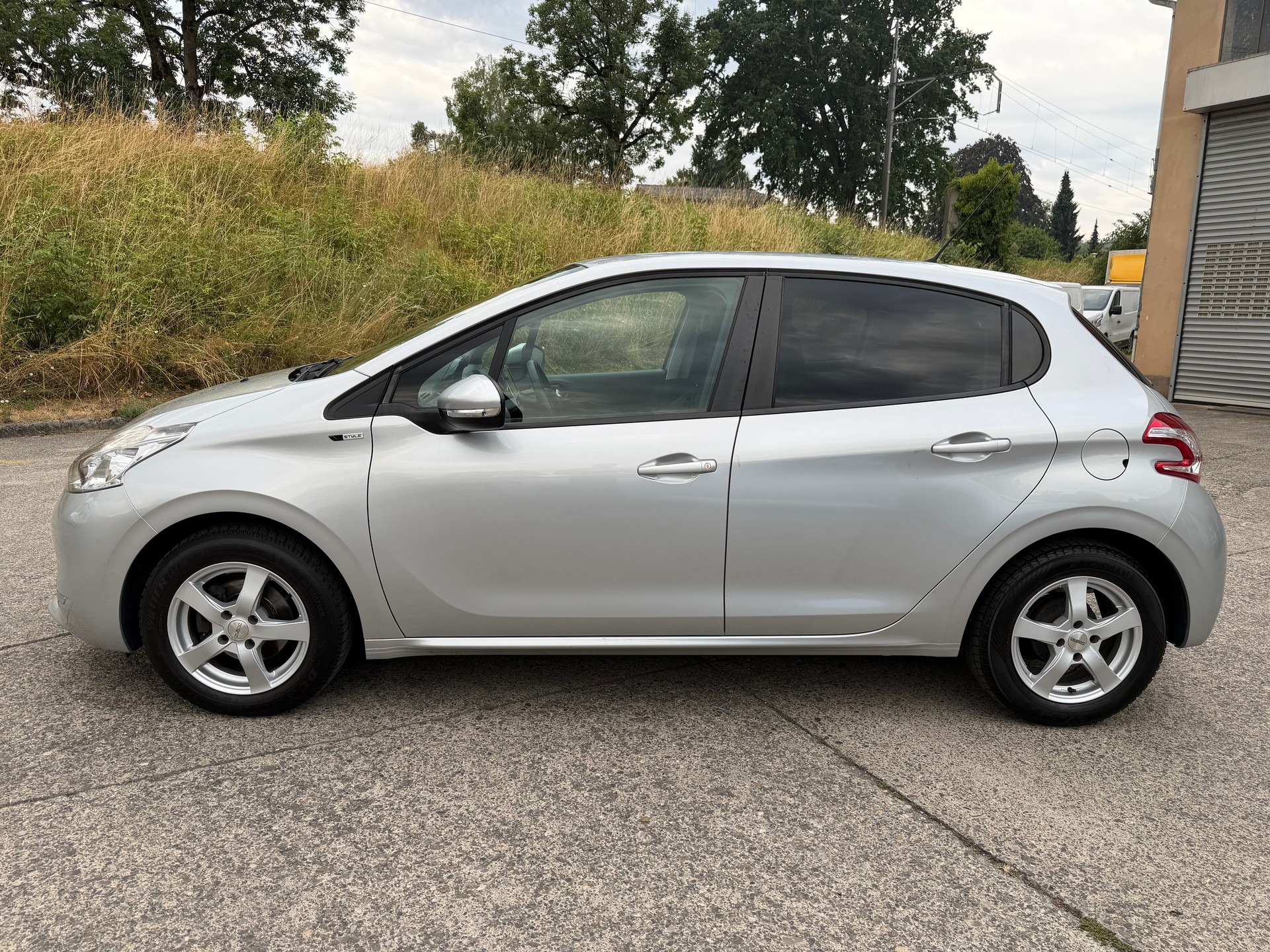 PEUGEOT 208 1.2 VTI Style-image-1