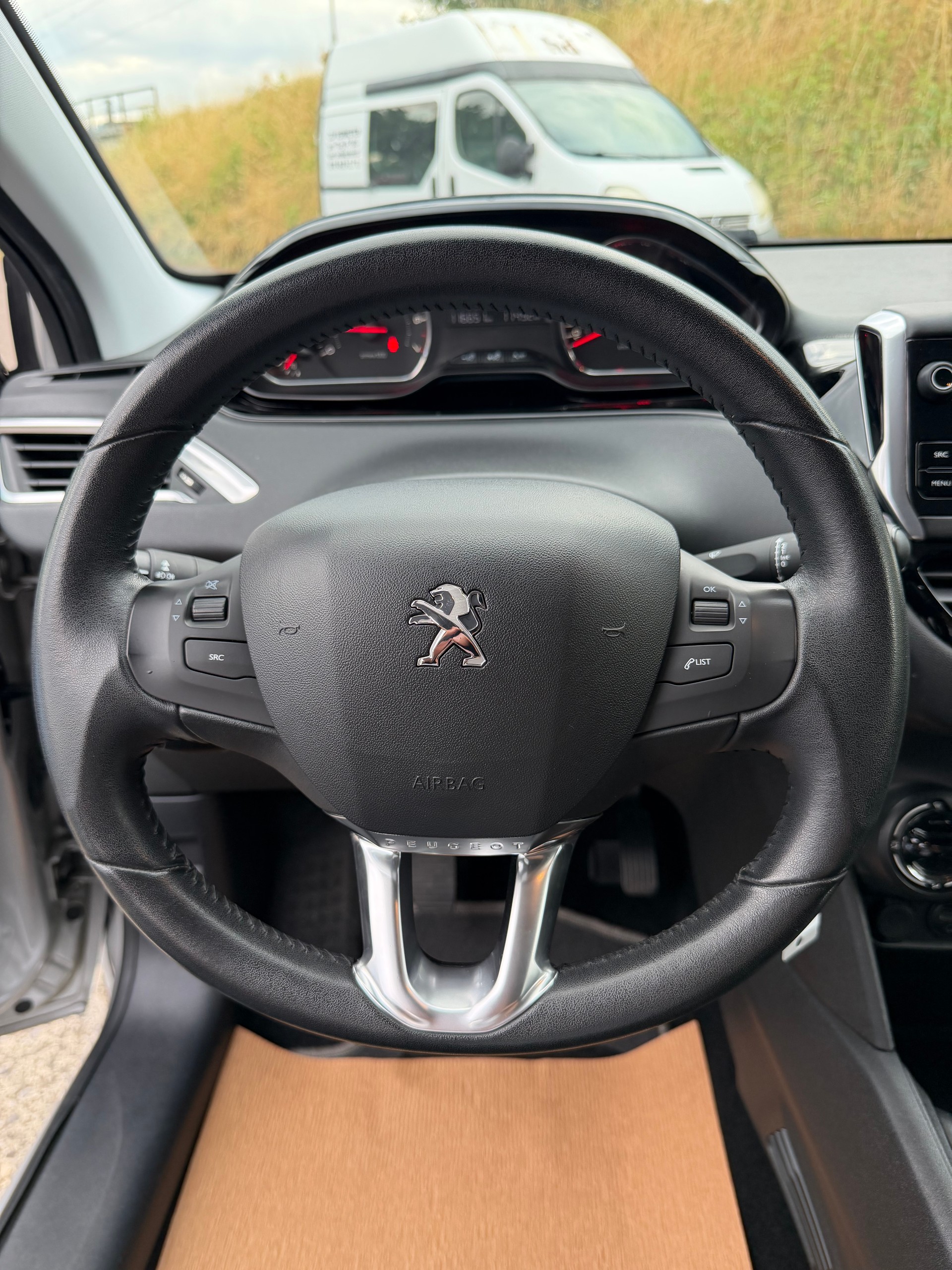 PEUGEOT 208 1.2 VTI Style-image-9
