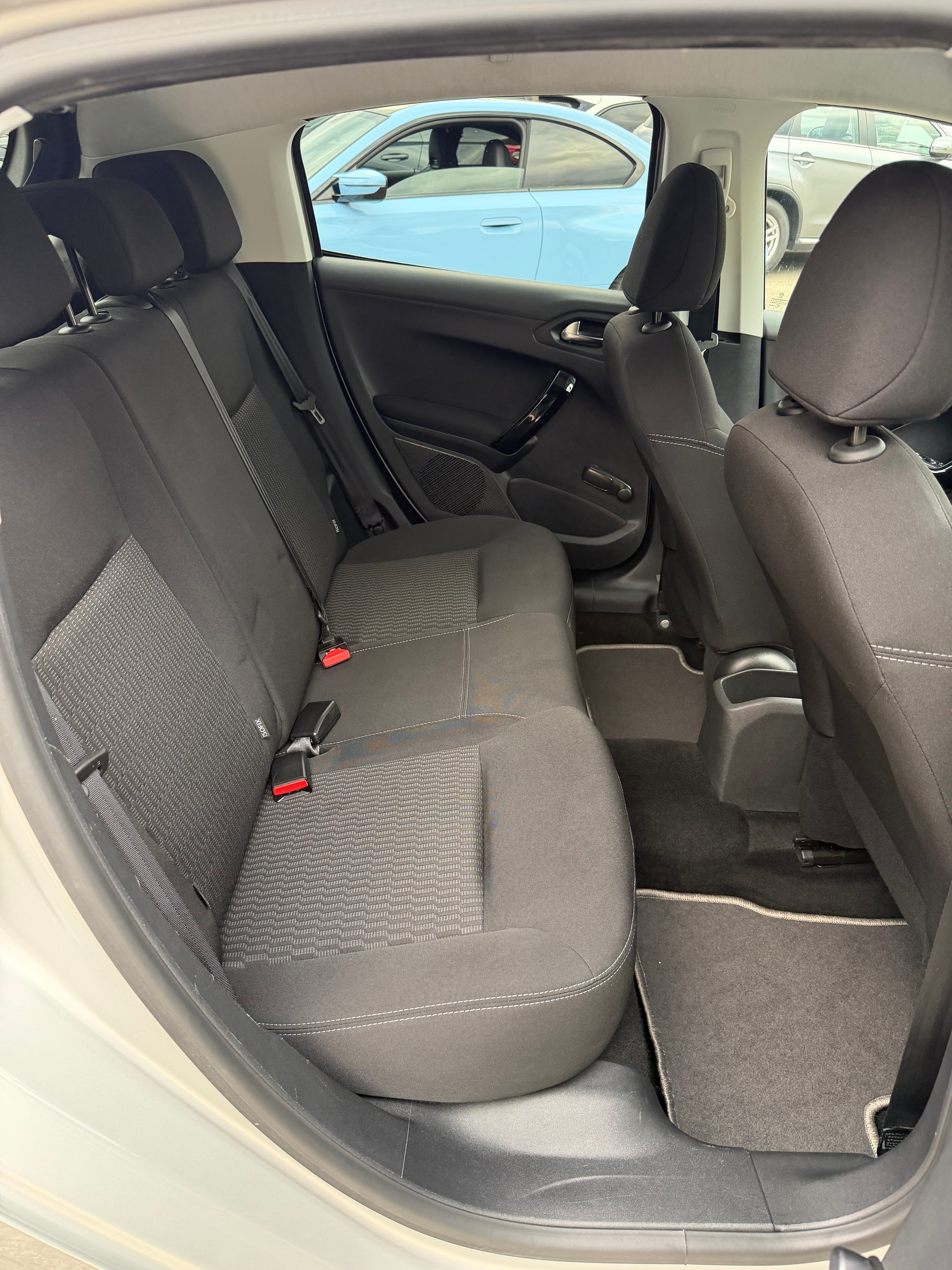 PEUGEOT 208 1.2 VTI Style-image-13