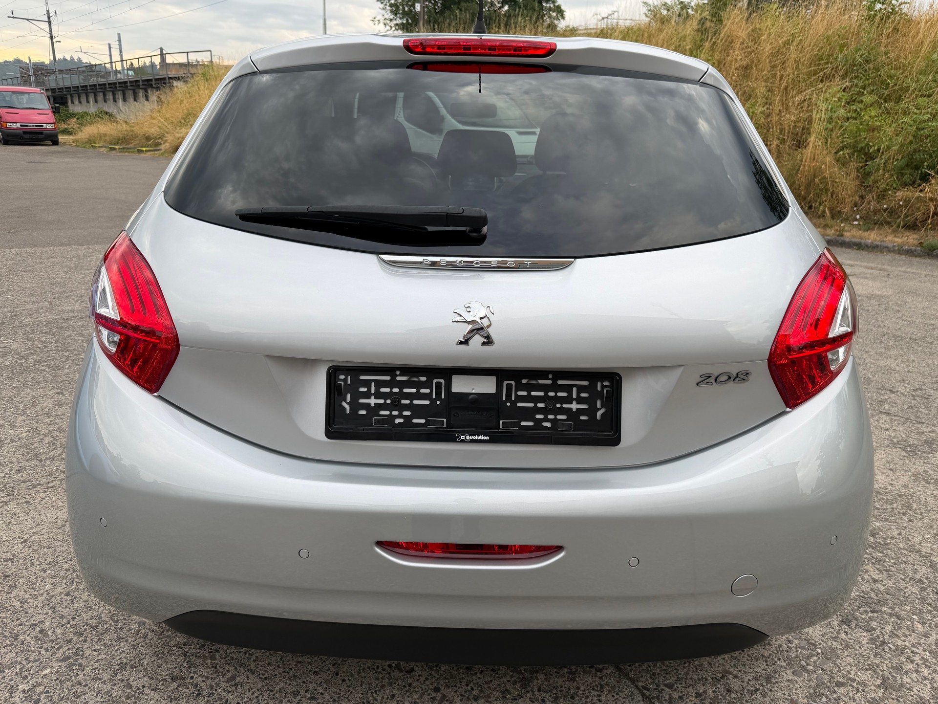 PEUGEOT 208 1.2 VTI Style-image-3