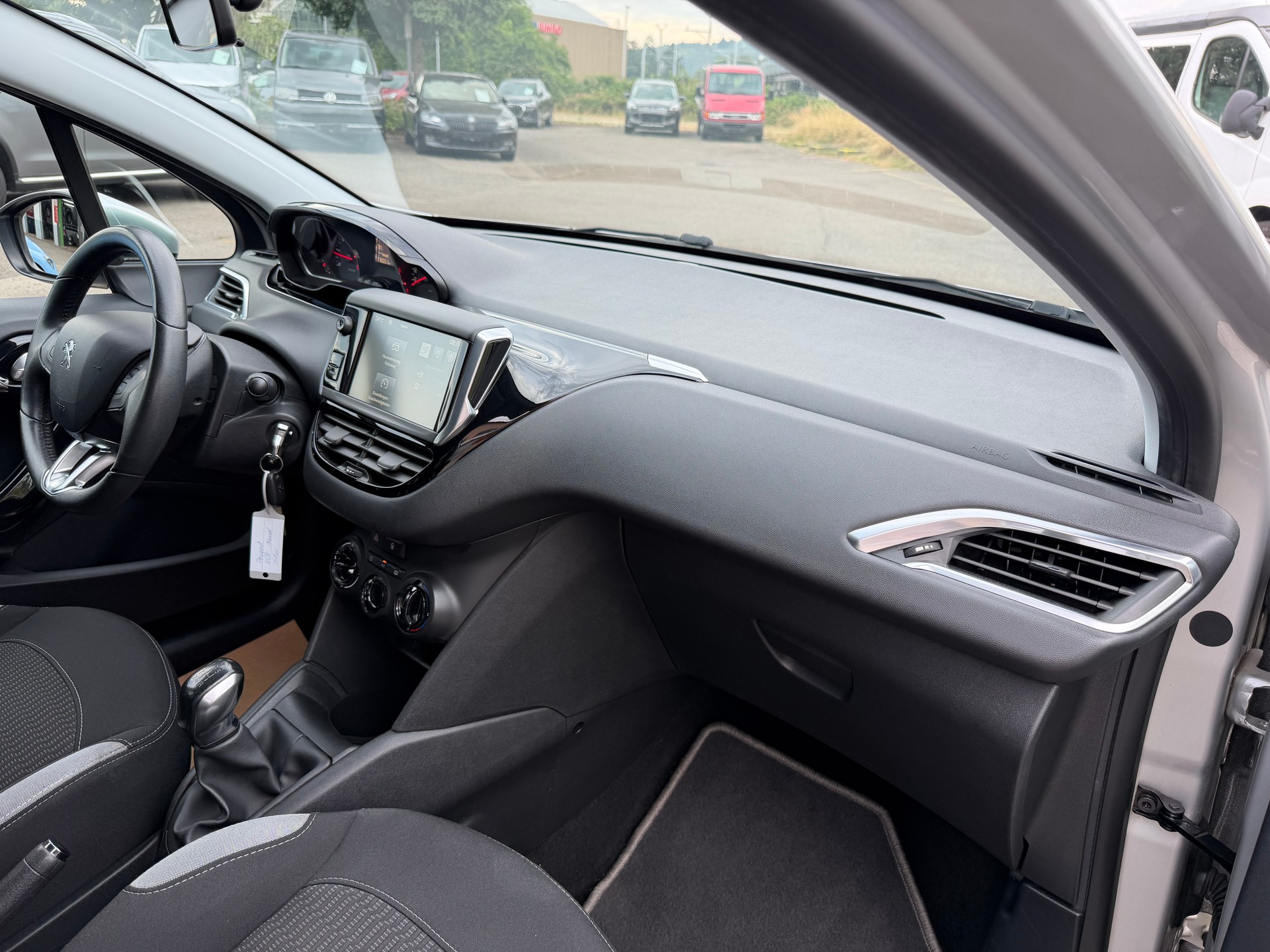PEUGEOT 208 1.2 VTI Style-image-16