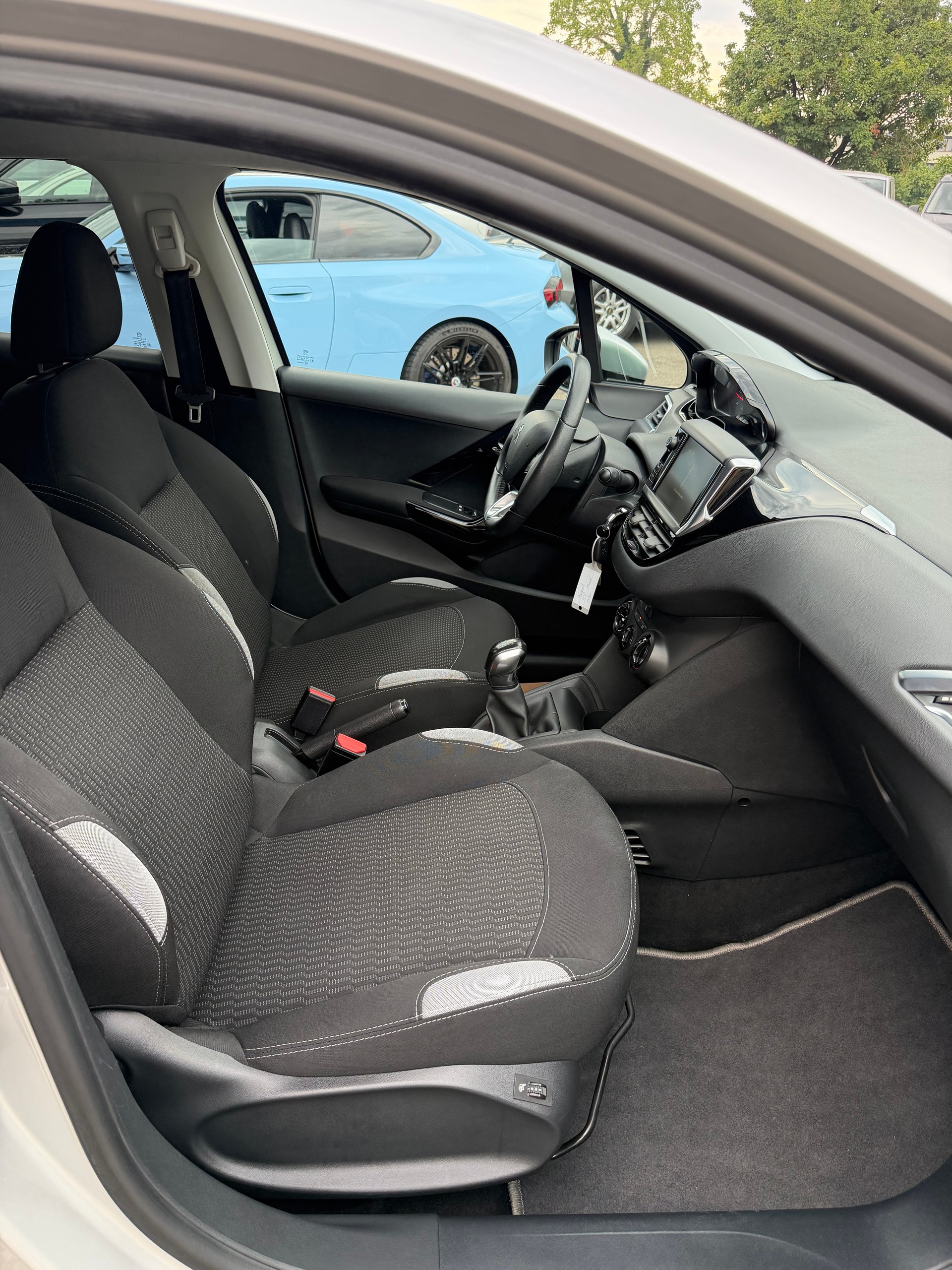 PEUGEOT 208 1.2 VTI Style-image-14