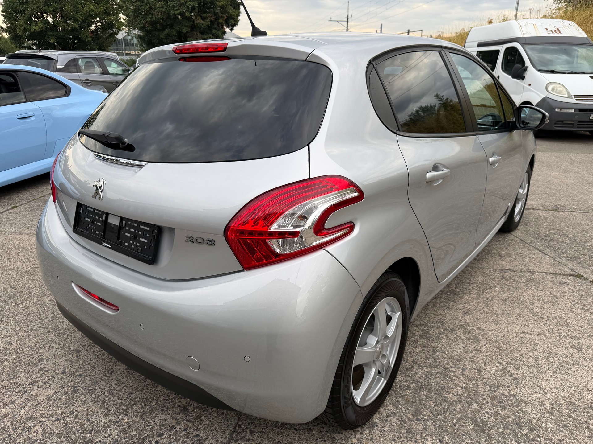 PEUGEOT 208 1.2 VTI Style-image-4