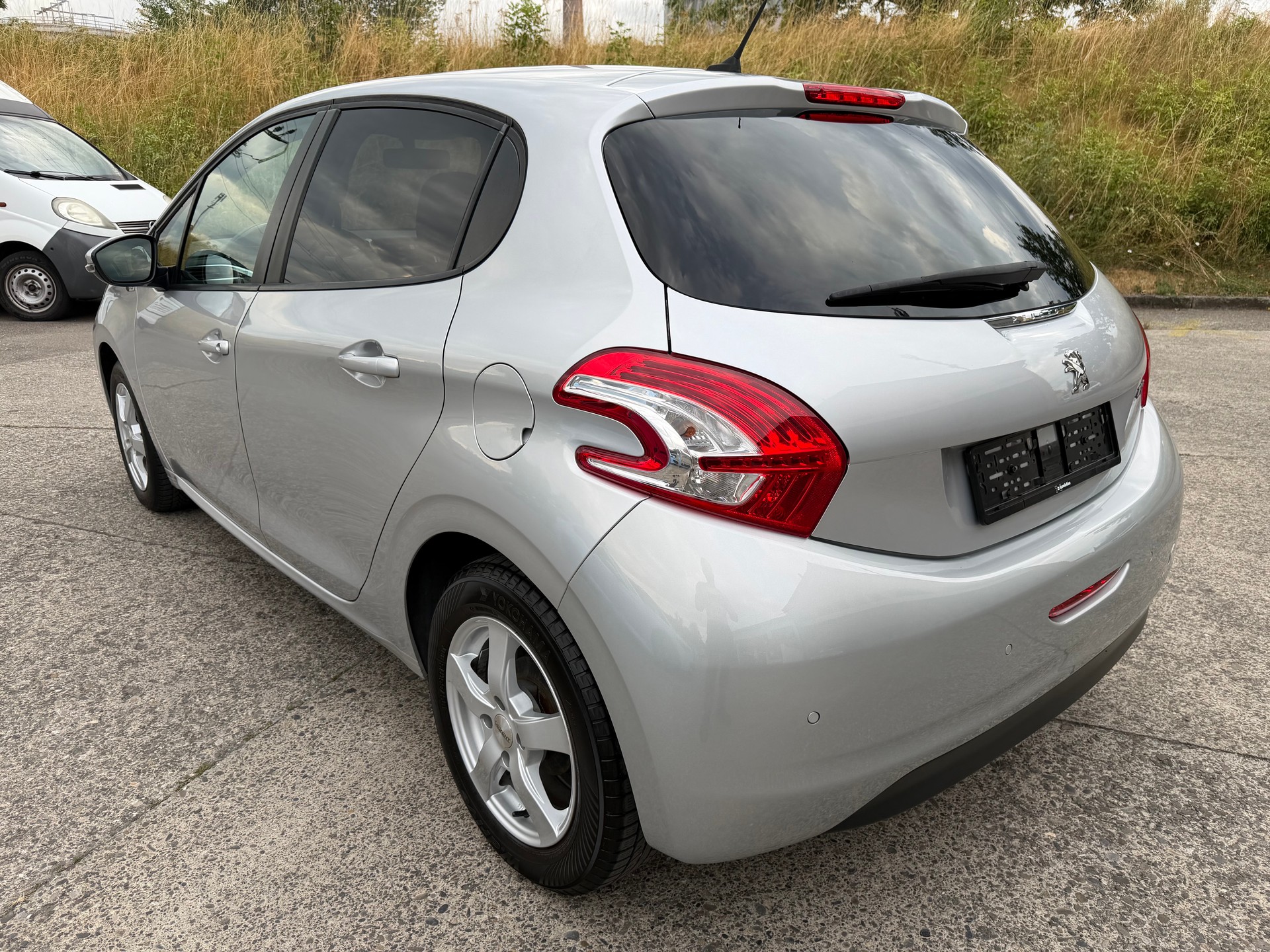 PEUGEOT 208 1.2 VTI Style-image-2