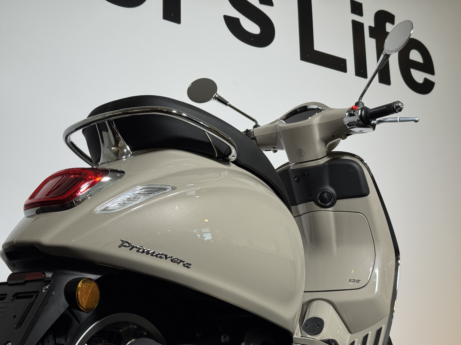 PIAGGIO Vespa Primavera 125-showroom-element-3