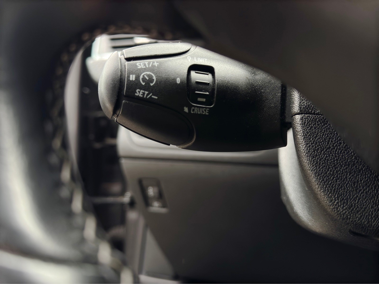 PEUGEOT 2008 1.2 PureTech Allure EAT6-image-19