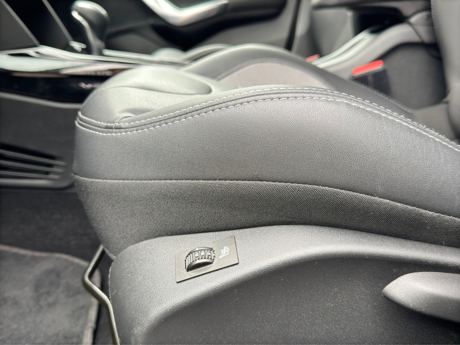 PEUGEOT 2008 1.2 PureTech Allure EAT6-image-18