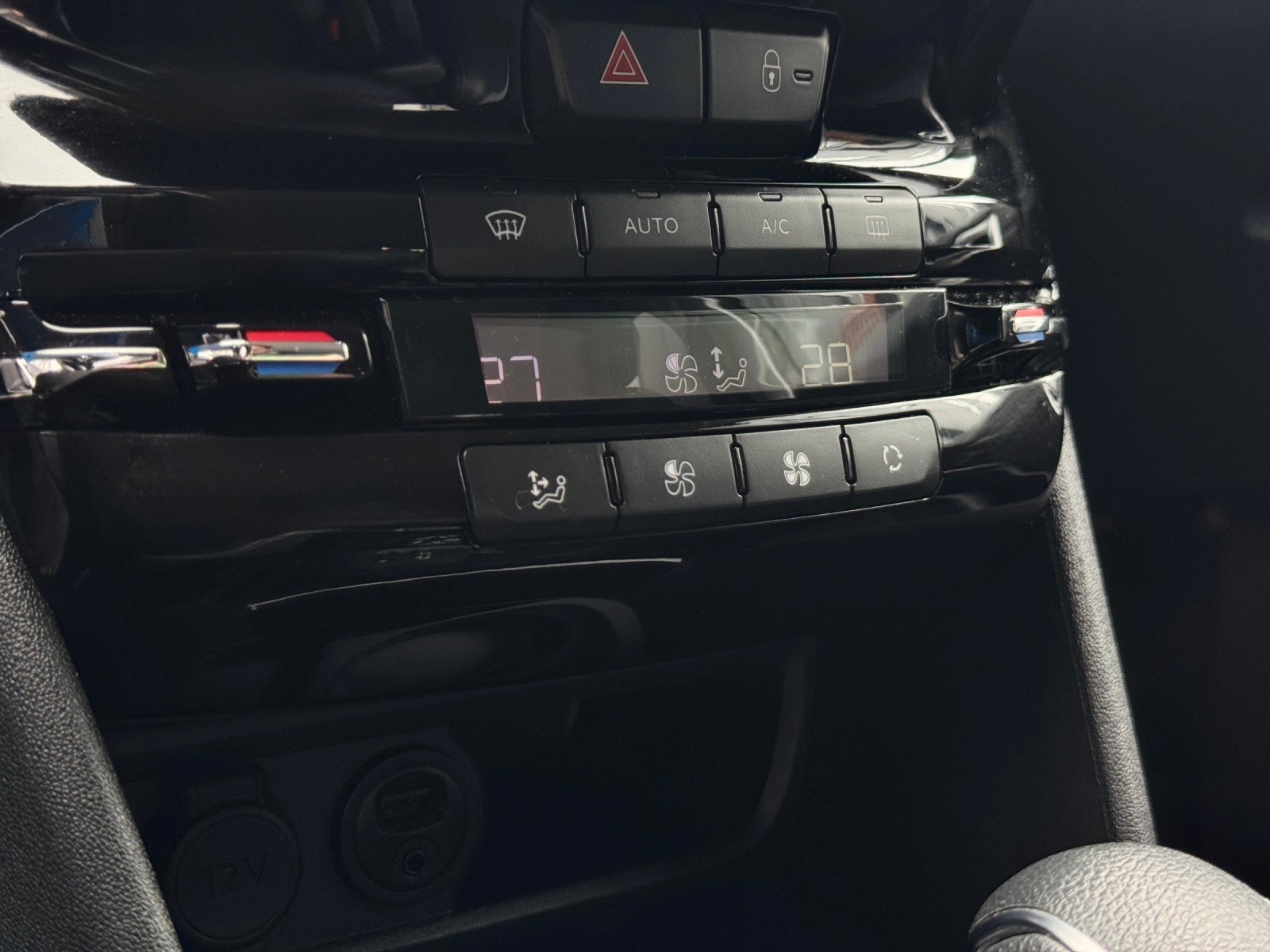 PEUGEOT 2008 1.2 PureTech Allure EAT6-image-17