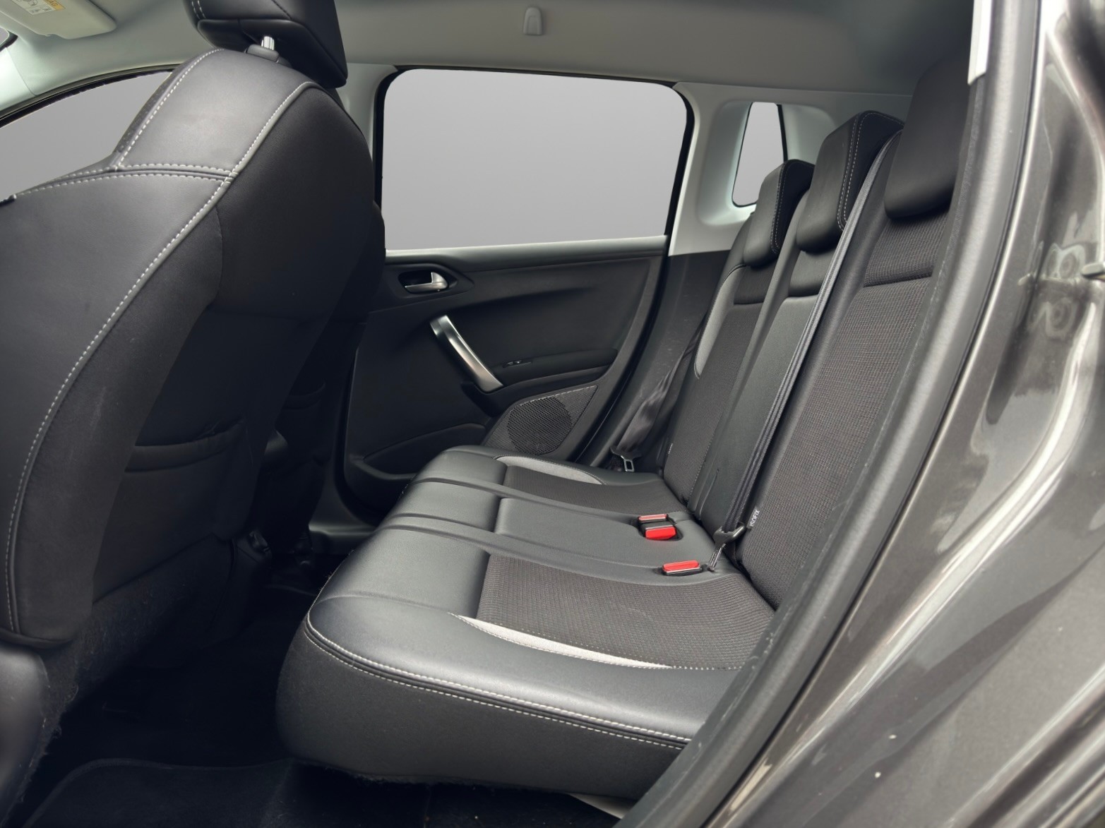 PEUGEOT 2008 1.2 PureTech Allure EAT6-image-10