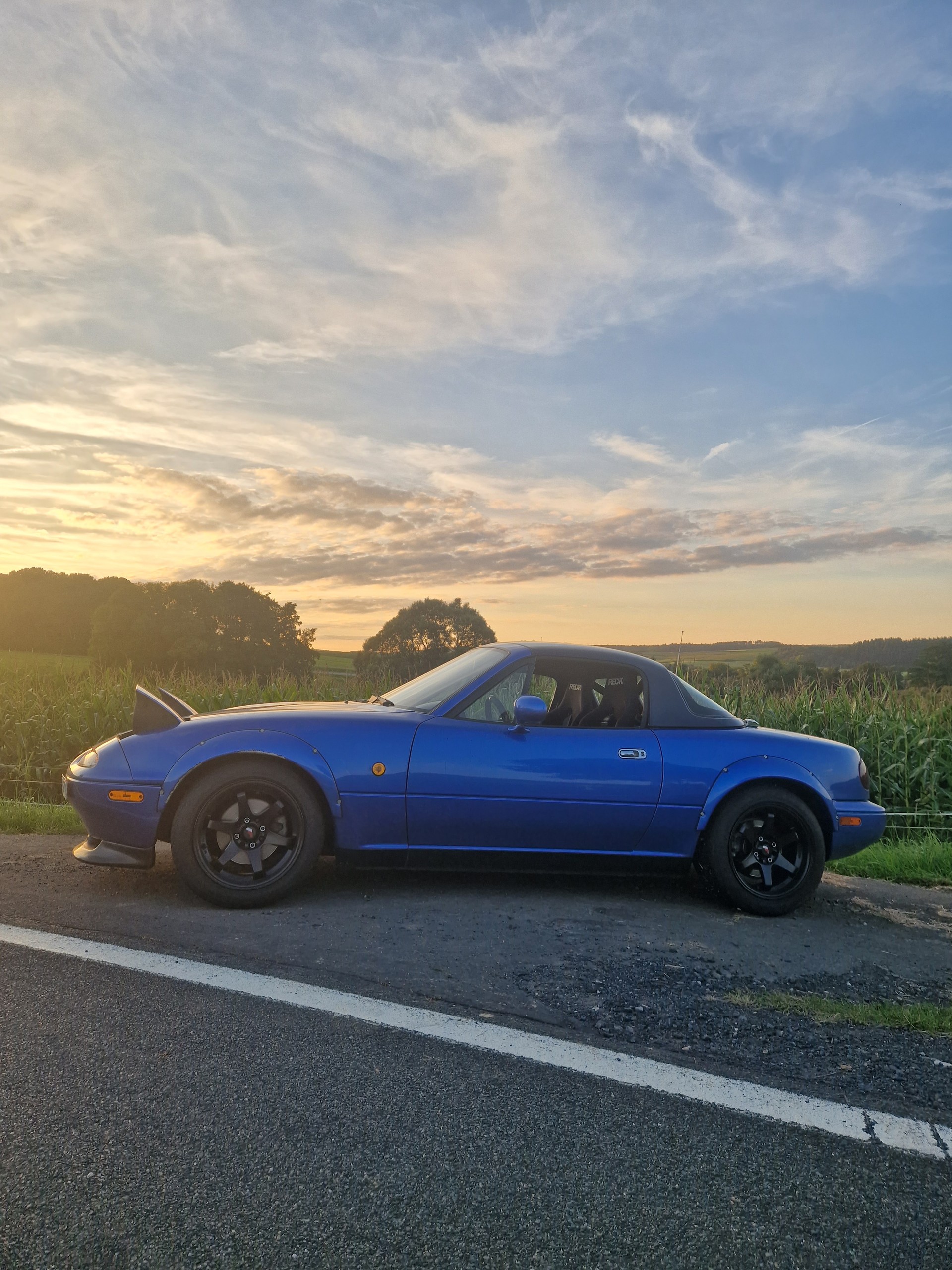 MAZDA MX-5 1.8i-16-image-12
