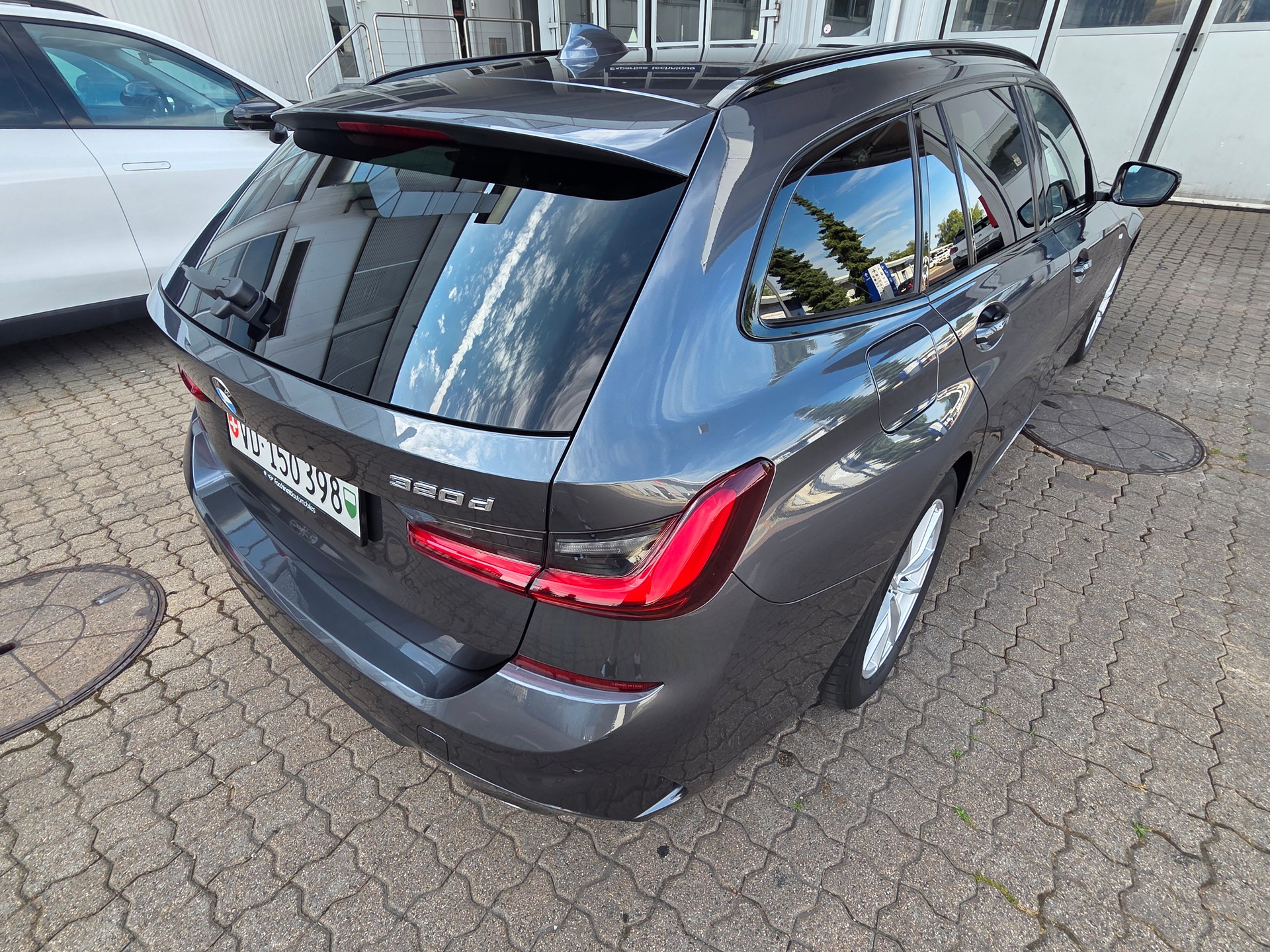 BMW 320d xDrive 48V Touring M Sport Steptronic-showroom-element-2
