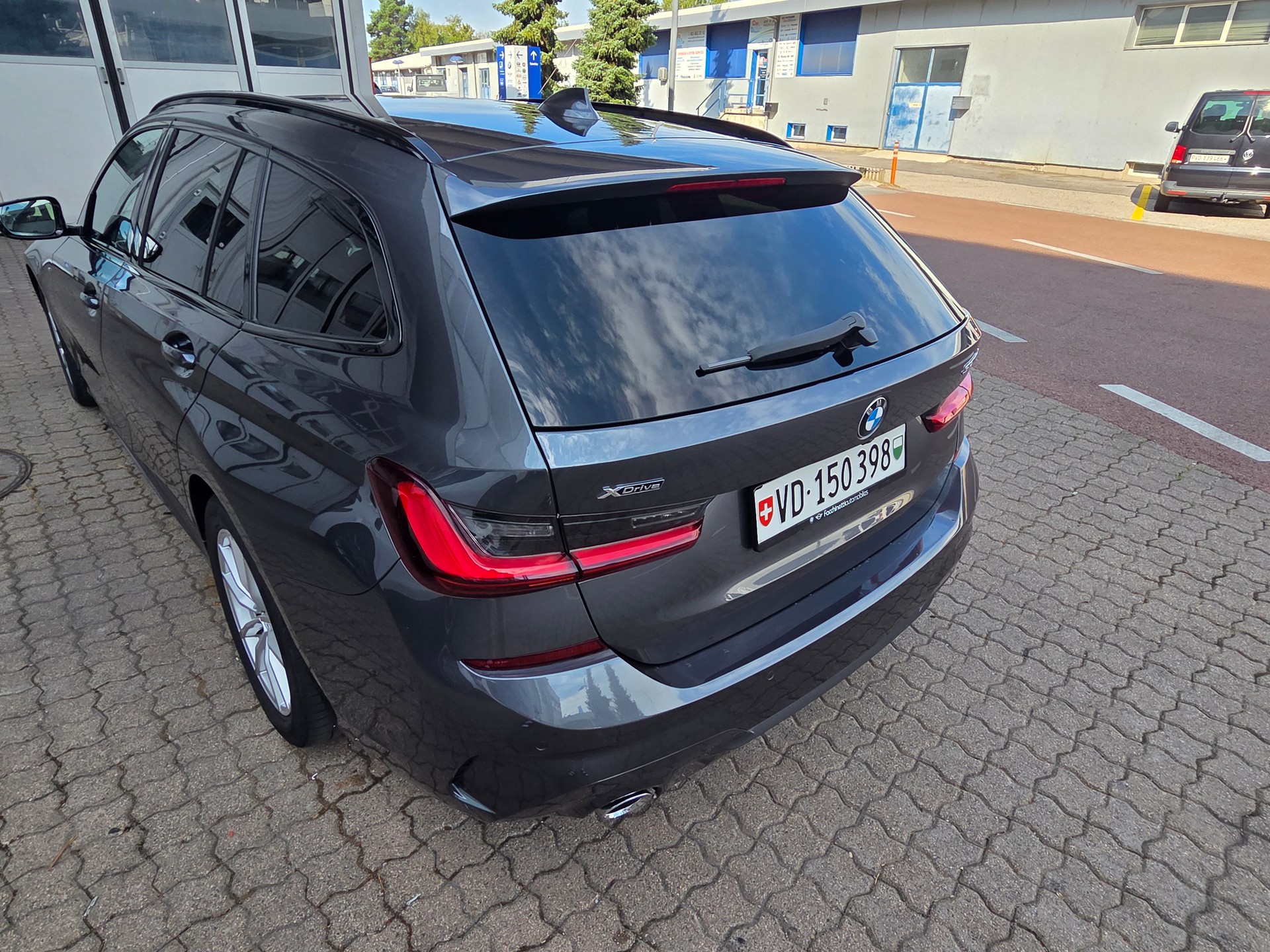 BMW 320d xDrive 48V Touring M Sport Steptronic-image-4