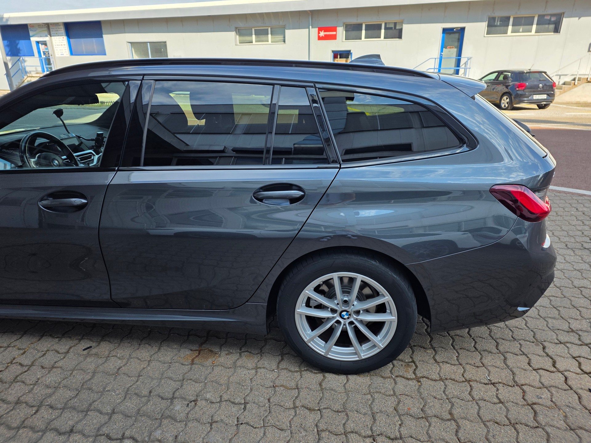 BMW 320d xDrive 48V Touring M Sport Steptronic-image-15