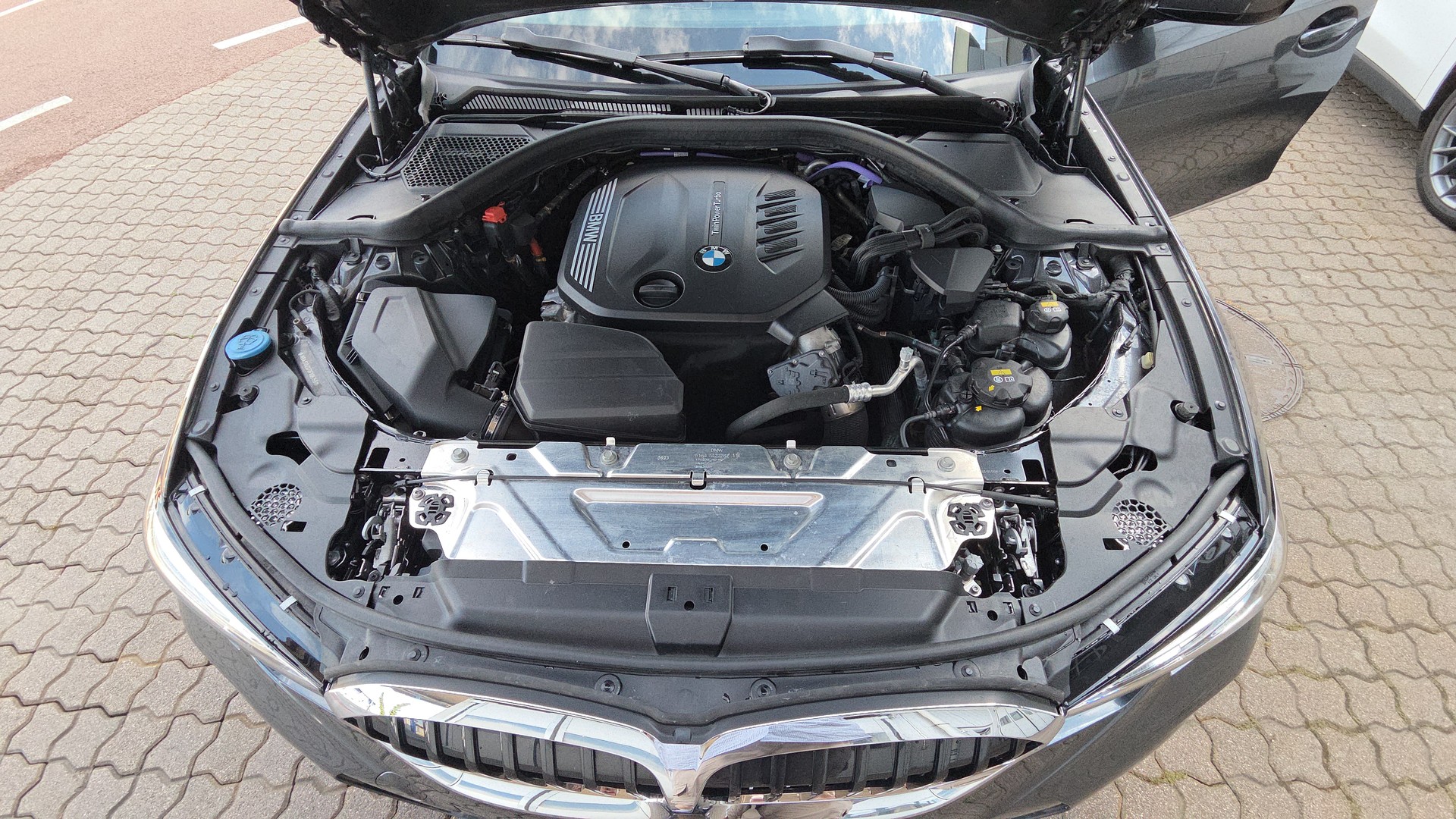 BMW 320d xDrive 48V Touring M Sport Steptronic-image-7