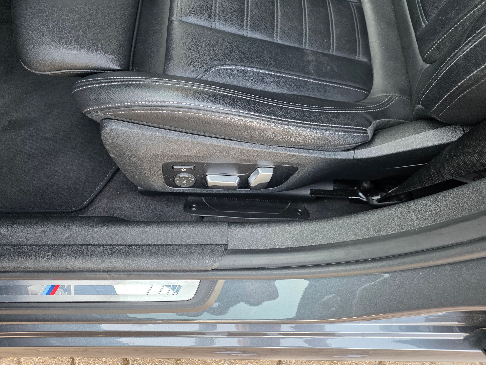 BMW 320d xDrive 48V Touring M Sport Steptronic-image-35