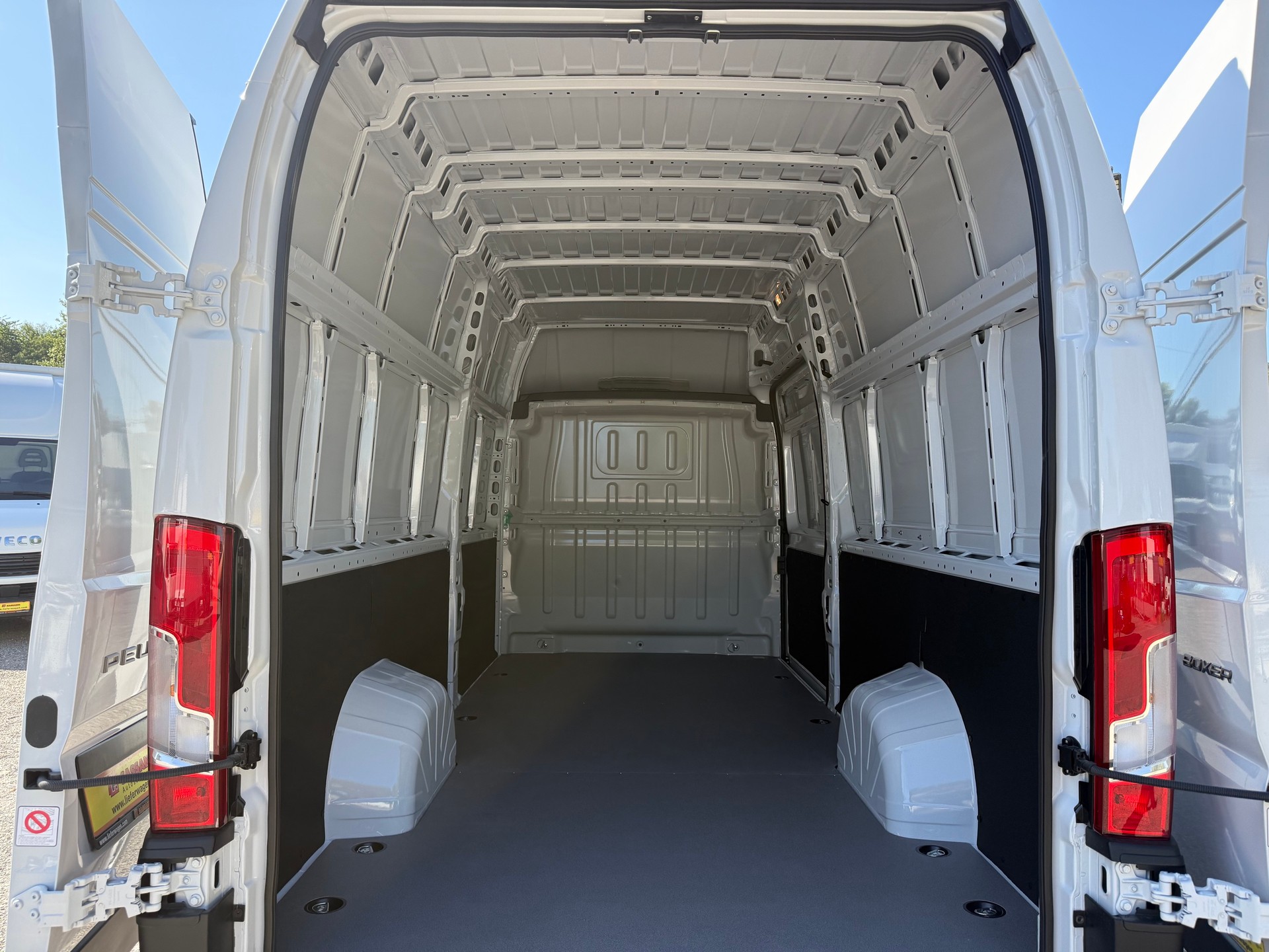 PEUGEOT Boxer 335+ Heavy 2.2 BlueHDI 180 PS L4H3-image-9
