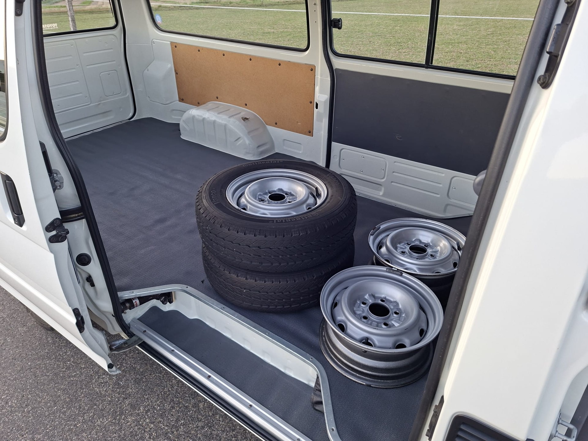 TOYOTA HI-ACE-image-9