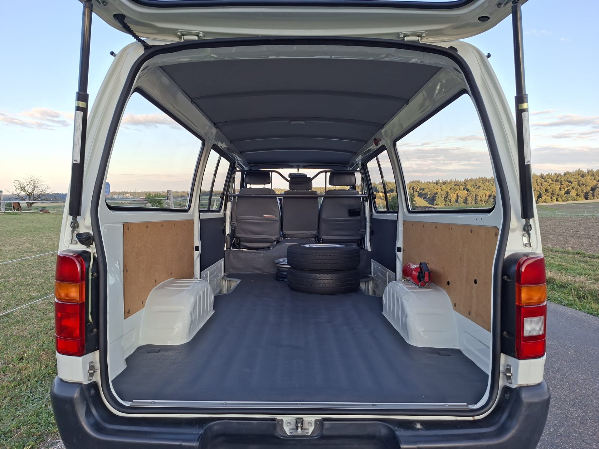 TOYOTA HI-ACE-image-10