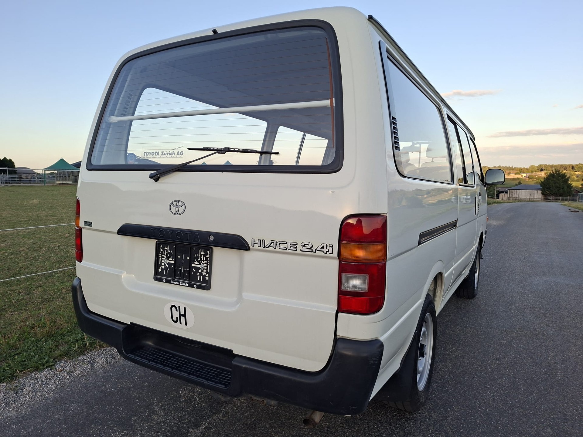 TOYOTA HI-ACE-image-6