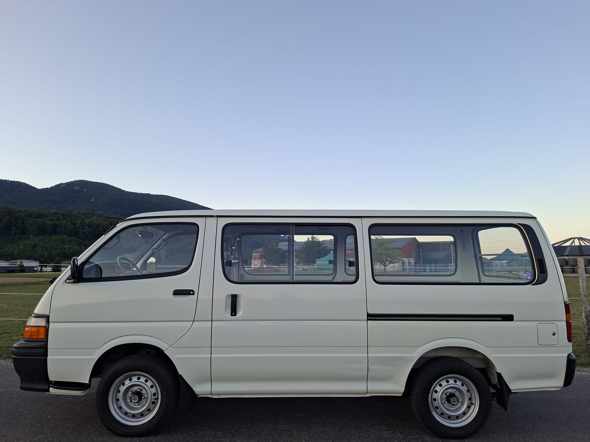 TOYOTA HI-ACE-image-4