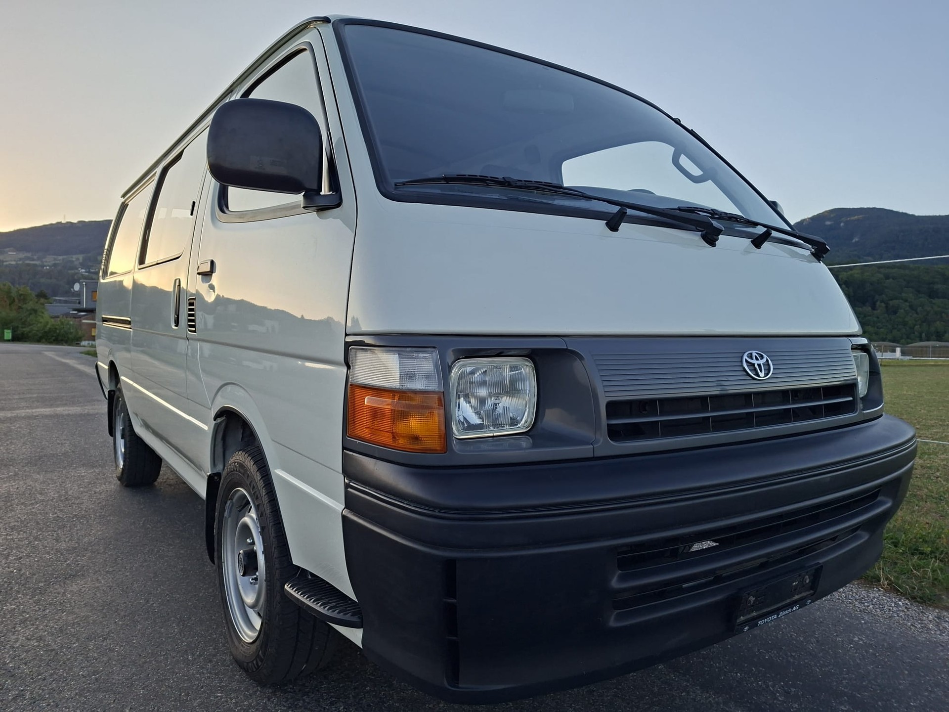 TOYOTA HI-ACE-image-1